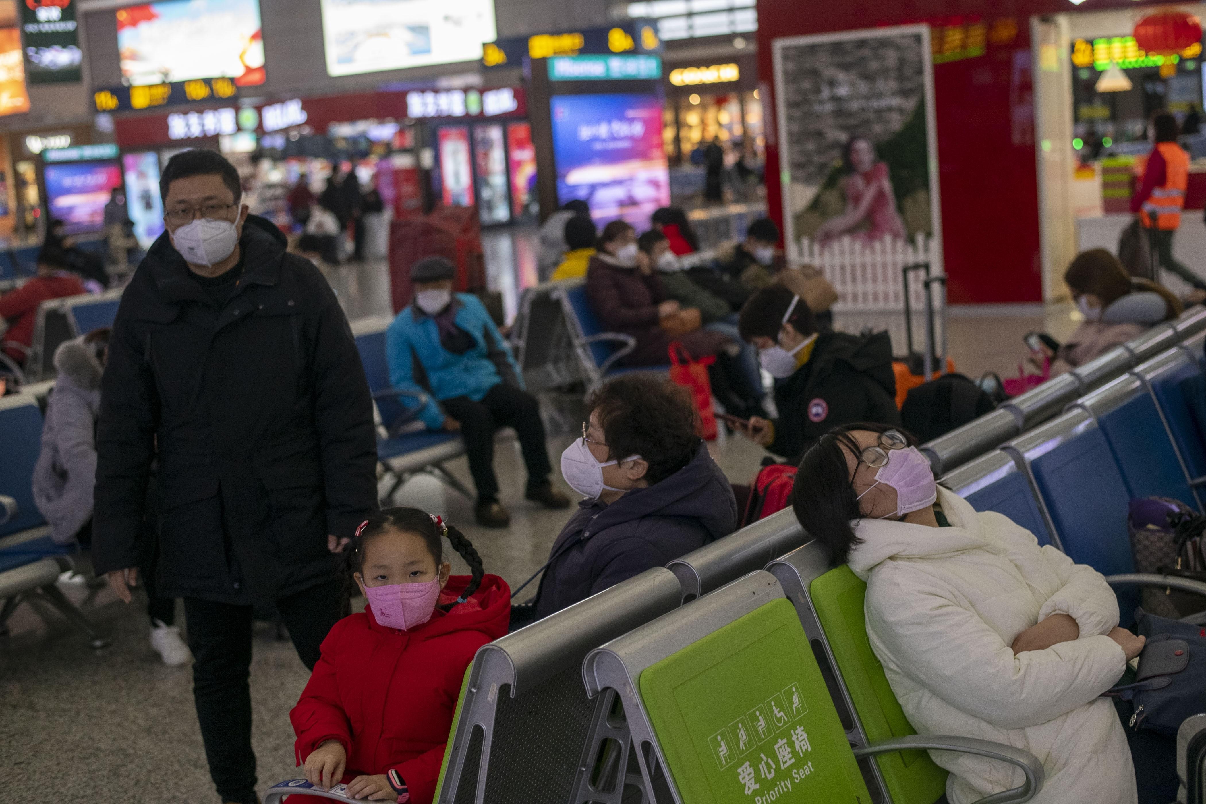 Ciudadanos chinos en una estación de tren.