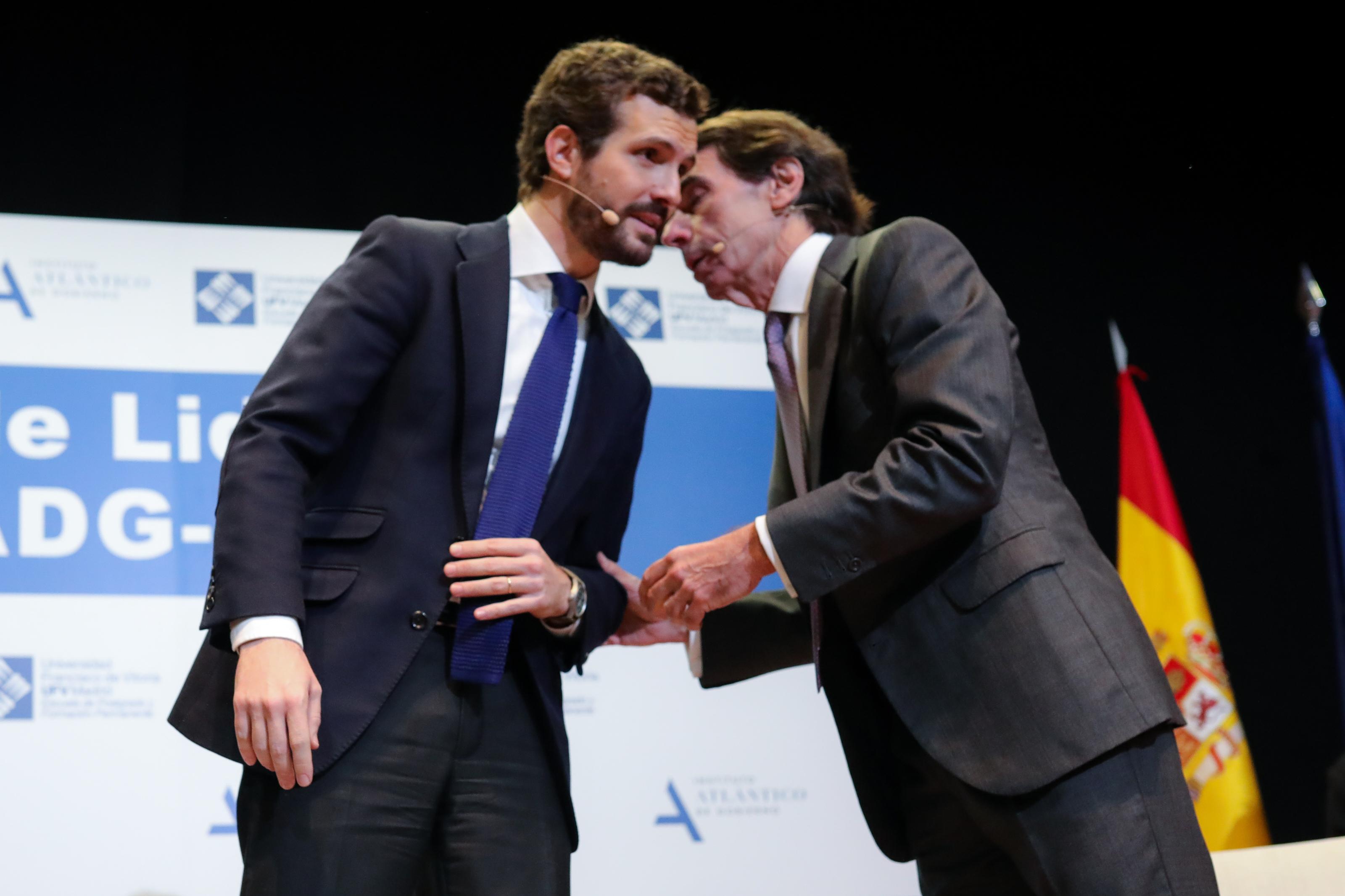 El presidente del Partido Popular Pablo Casado (i) y el expresidente del Gobierno José María Aznar (d) en el coloquio 'España ante el cambio de régimen'. Europa Press.