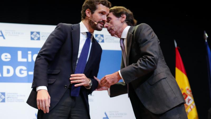 El presidente del Partido Popular Pablo Casado (i) y el expresidente del Gobierno José María Aznar (d) en el coloquio 'España ante el cambio de régimen'. Europa Press.