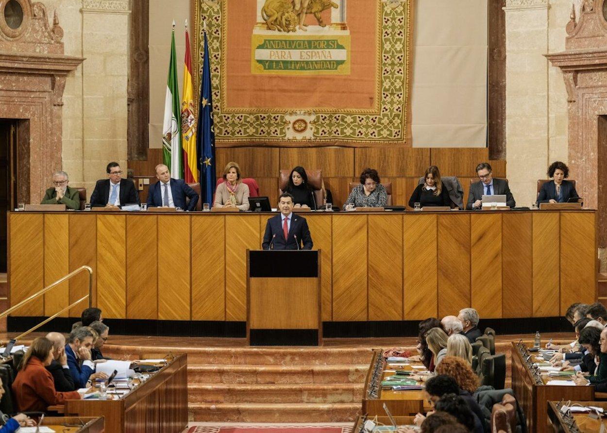 El presidente andaluz, Juanma Moreno, este martes en el Pleno del Parlamento.