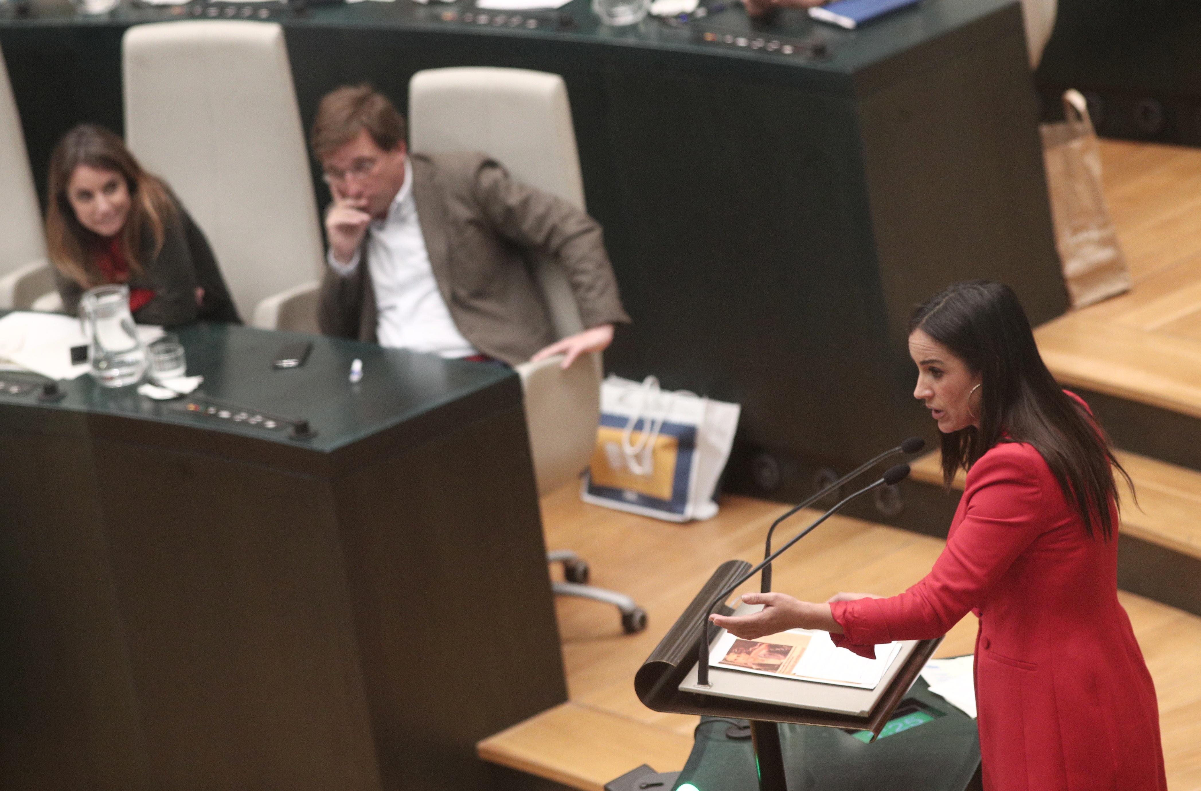  La concejal de Cultura Turismo y Deporte del Ayuntamiento de Madrid Andrea Levy (1i) y el alcalde de Madrid José Luis Martínez  Almeida (2i) durante la intervención de la vicealcaldesa de Madrid