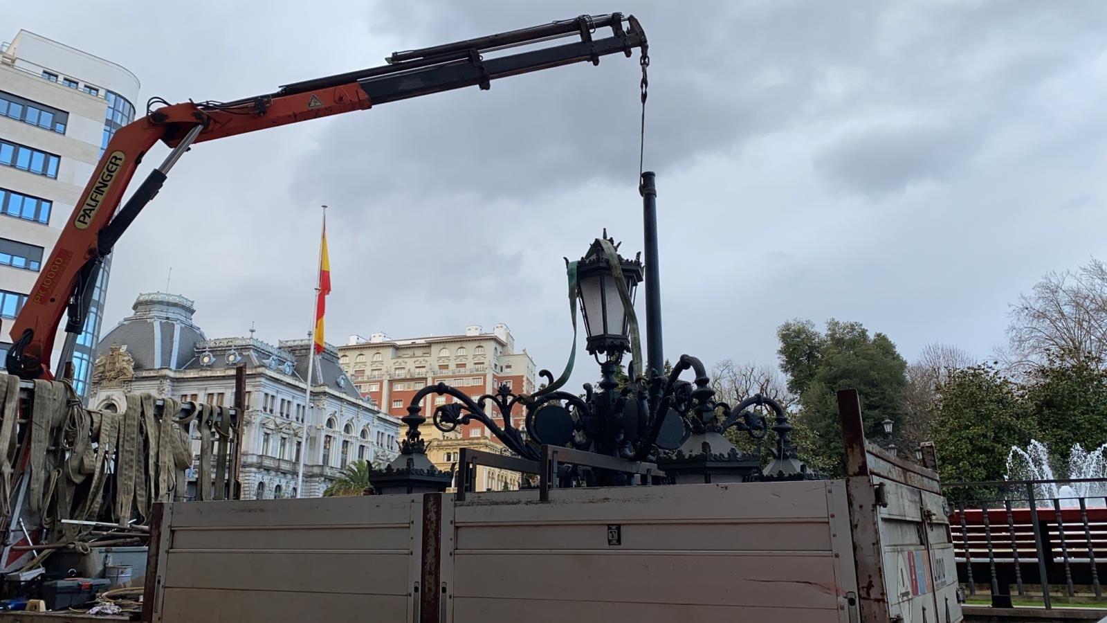Una grúa retira en Oviedo Oviedo los bancos arcoíris de La Escandalera