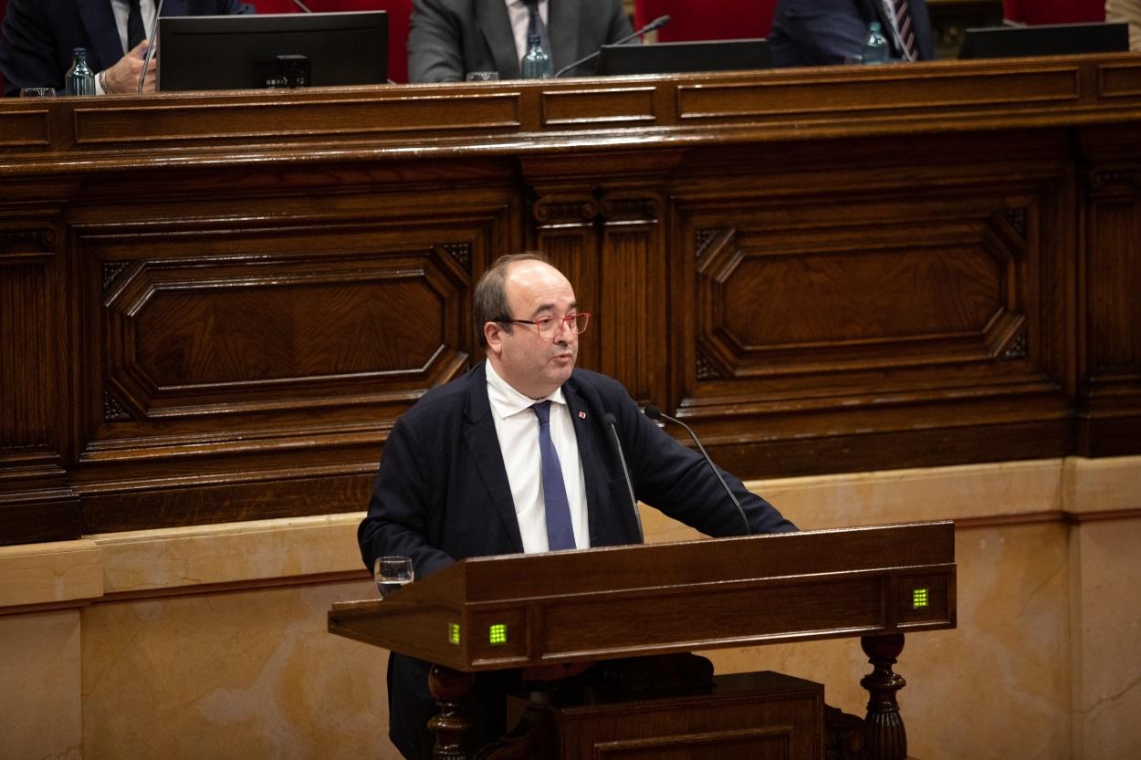 El primer secretario del PSC, Miquel Iceta, interviene desde el atril durante un Pleno del Parlament de Catalunya
