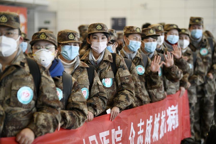 Médicos chinos preparados para volar desde Yinchuan a Wuhan para combatir el brote del coronavirus. Europa Press
