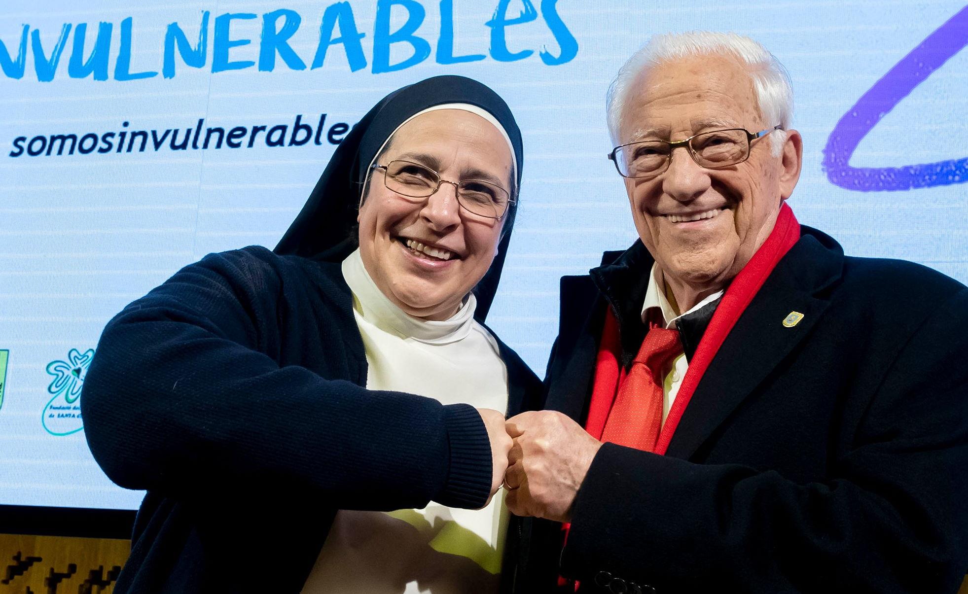 Sor Lucía Caram y el padre Ángel durante la presentación de la campaña #Invulnerables, contigo somos más fuertes, que busca erradicar la pobreza infantil