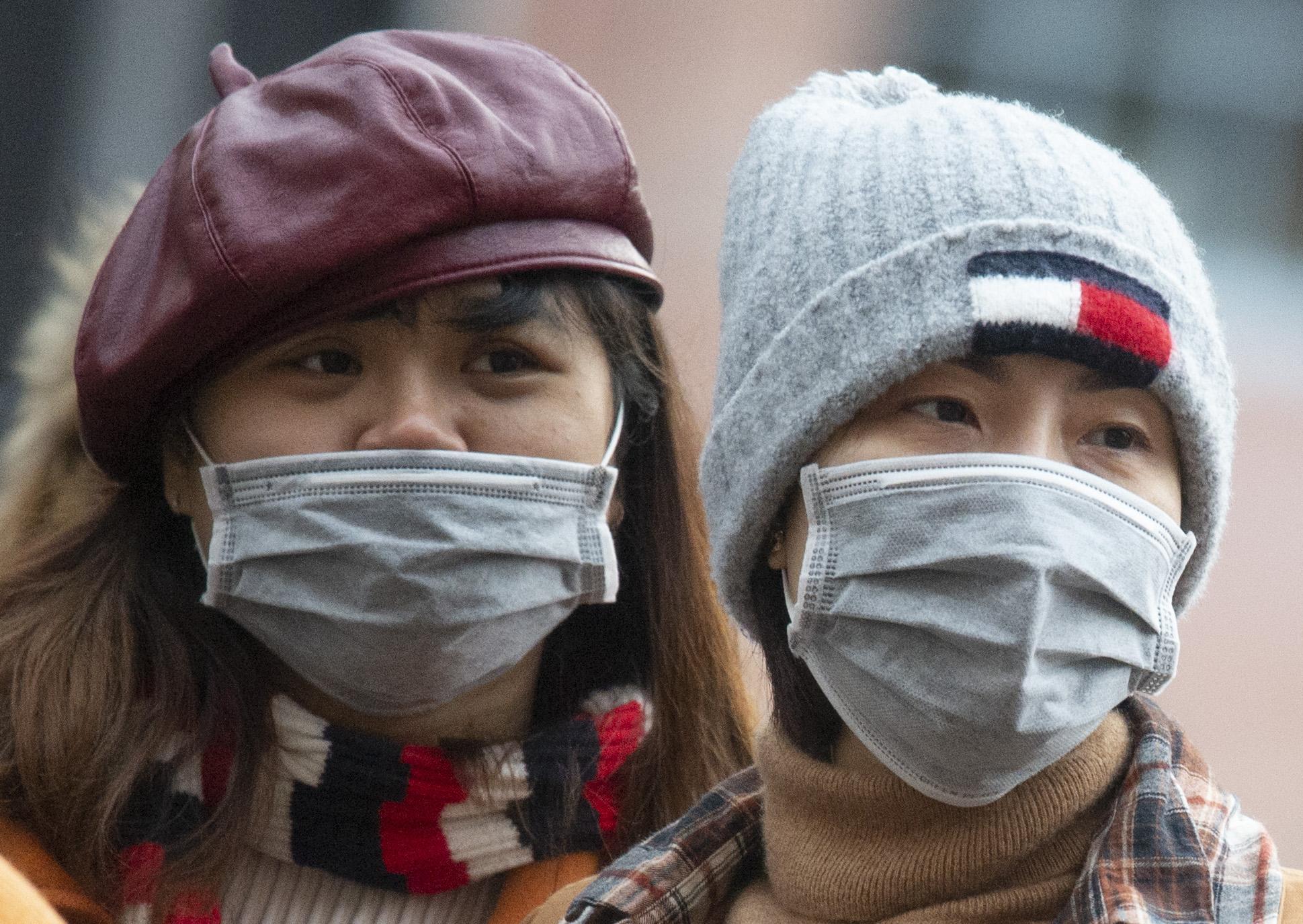 Turistas asiáticos con mascarilla