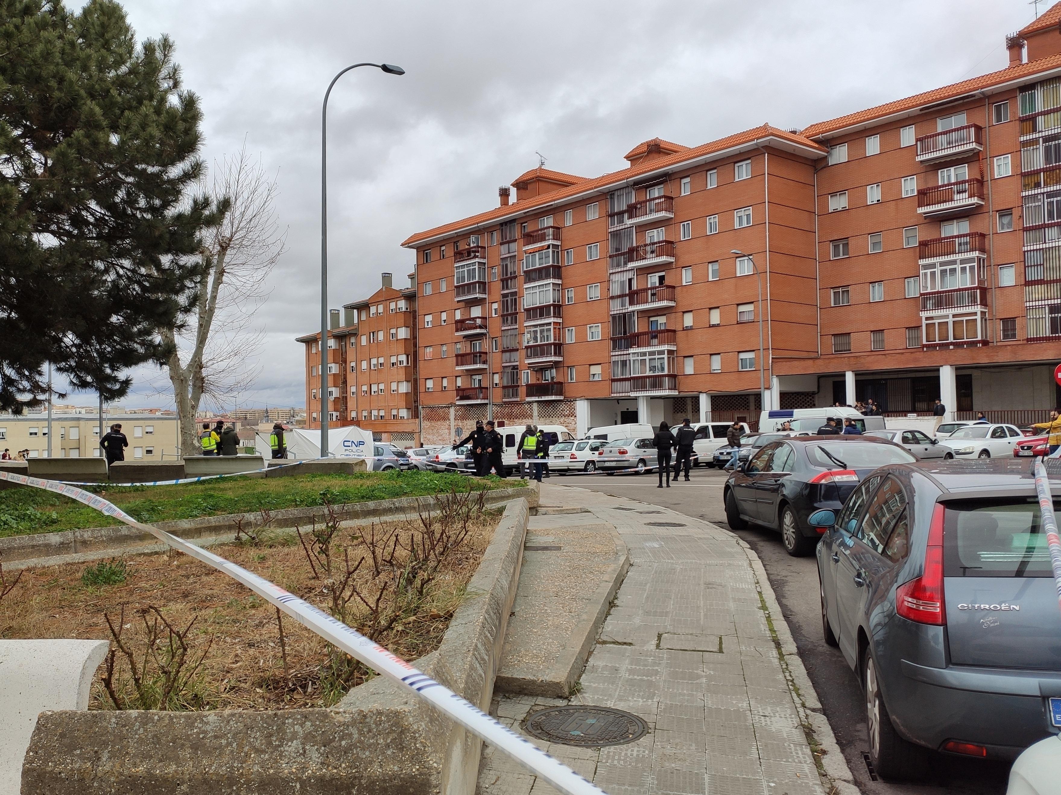 Lugar de los hechos minutos después del tiroteo en la calle Maestro Soler de Salamanca 