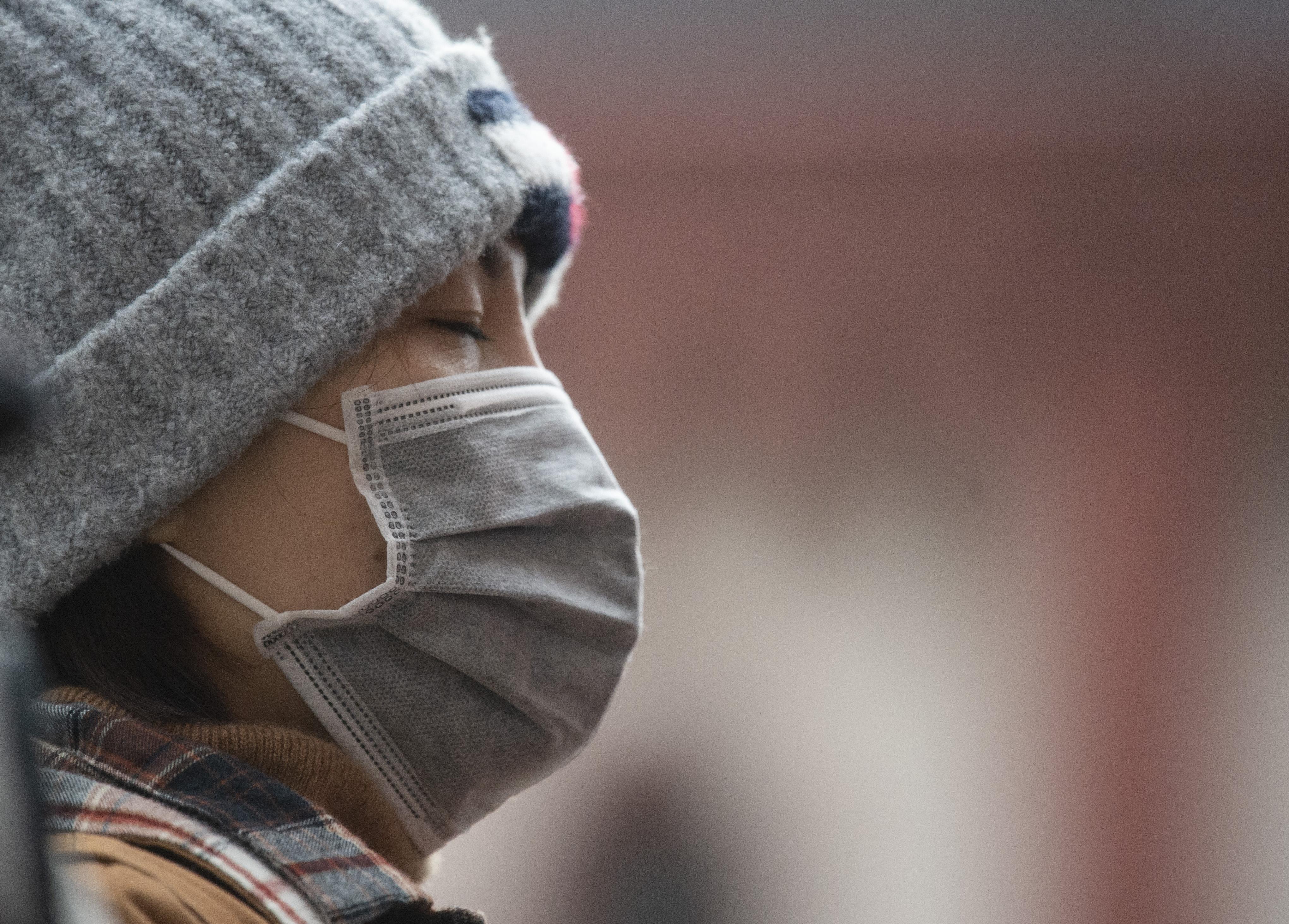 Una persona con mascarilla por el coronavirus. EP