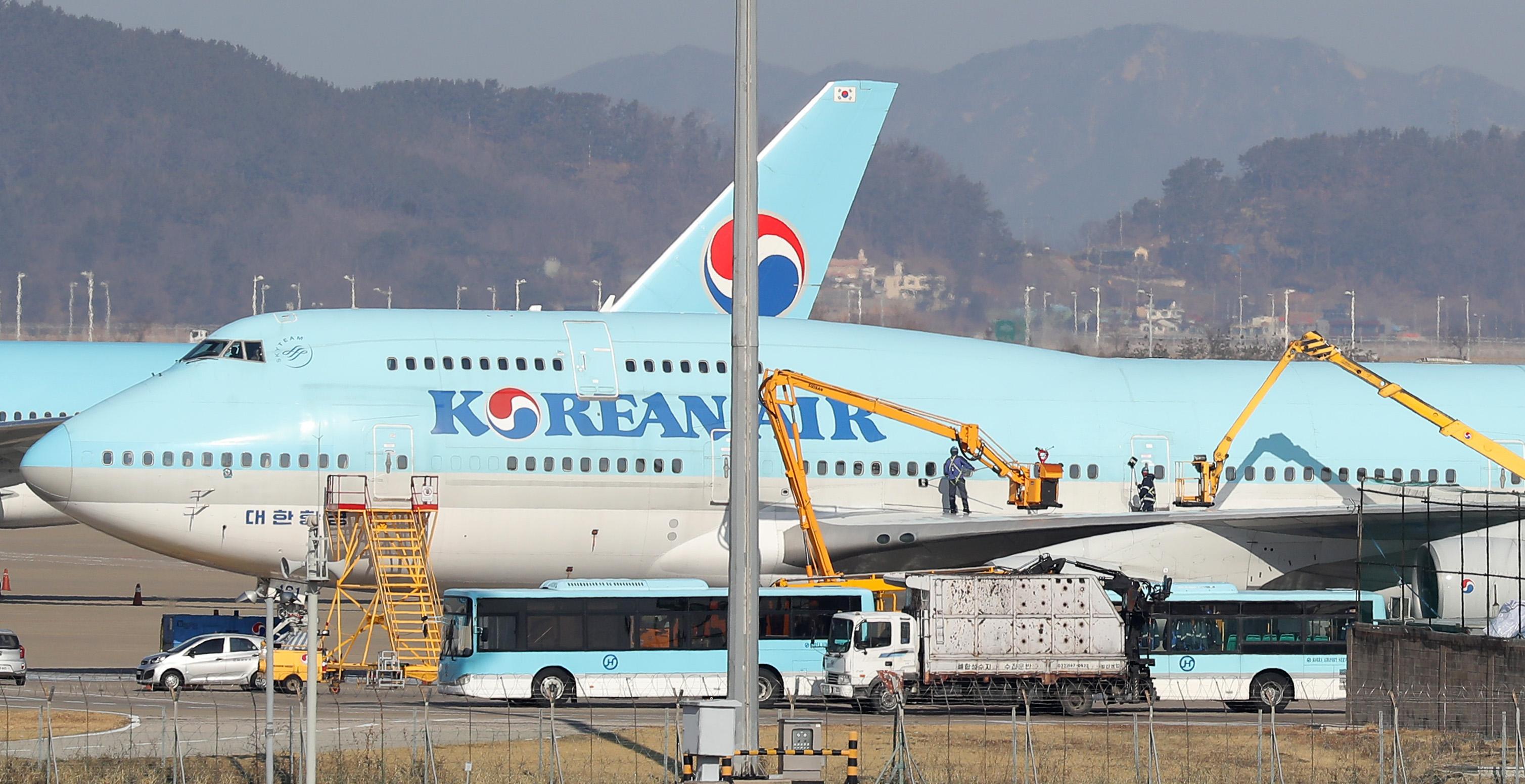Un avión de Corea del Sur es limpiado en el aeropuerto.