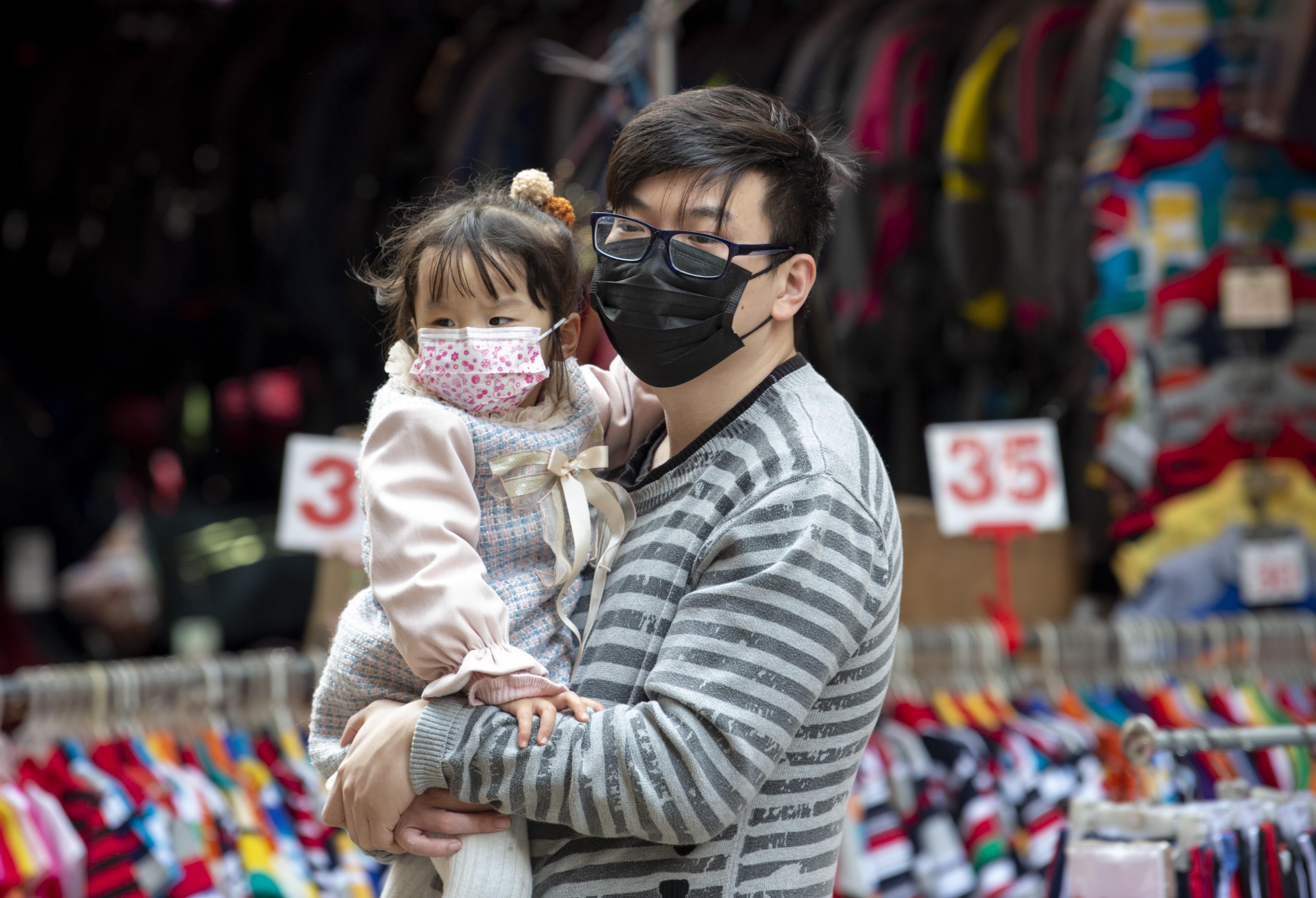 Padre e hija portan una mascarilla de prevención ante el coronavirus