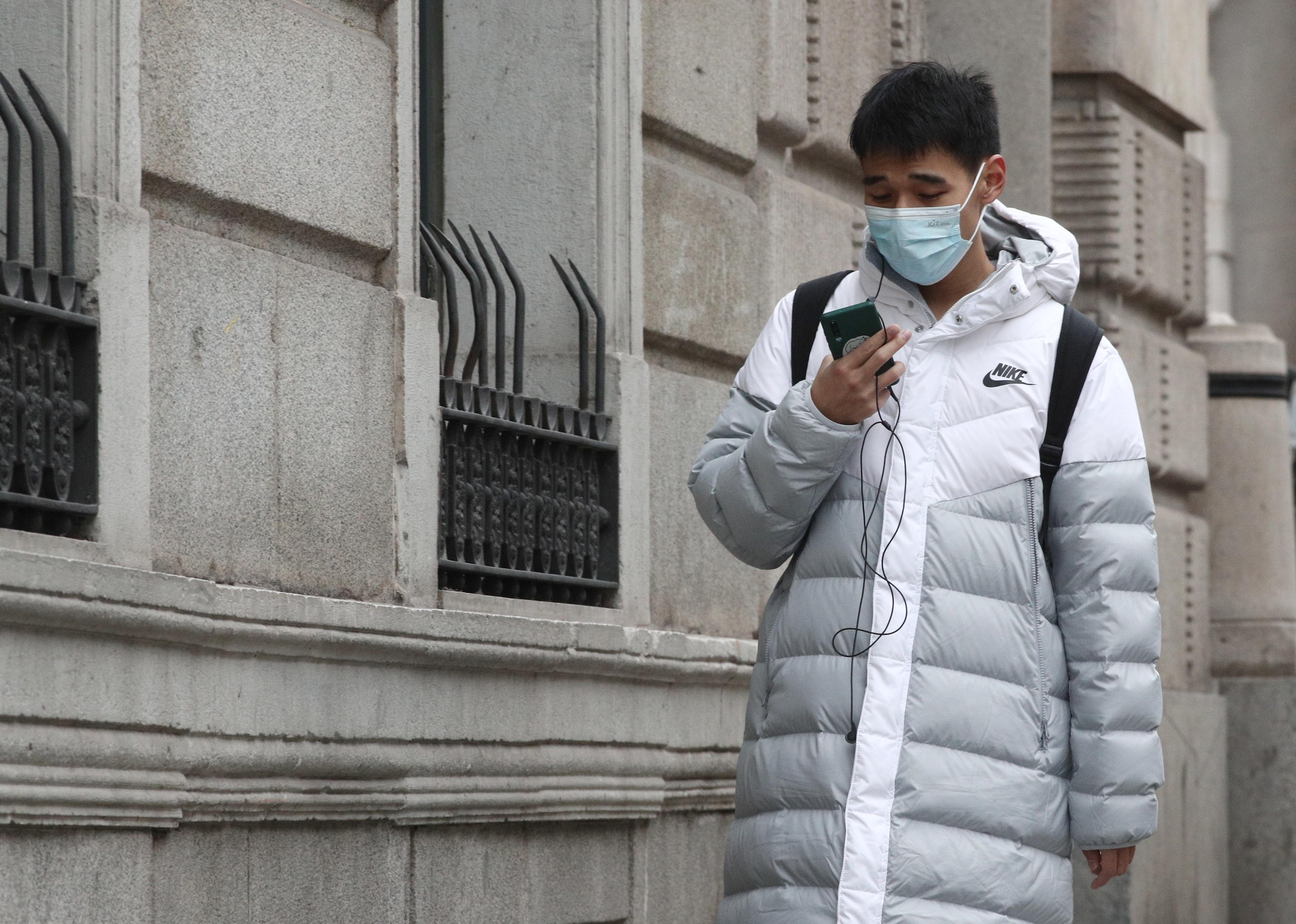 Un asiático pasea por la calle con una mascarilla. La Organización Mundial de la Salud (OMS) ha elevado este lunes a ‘Alta’ la amenaza internacional por el Coranavirus de Wuhan en Madrid (España) 