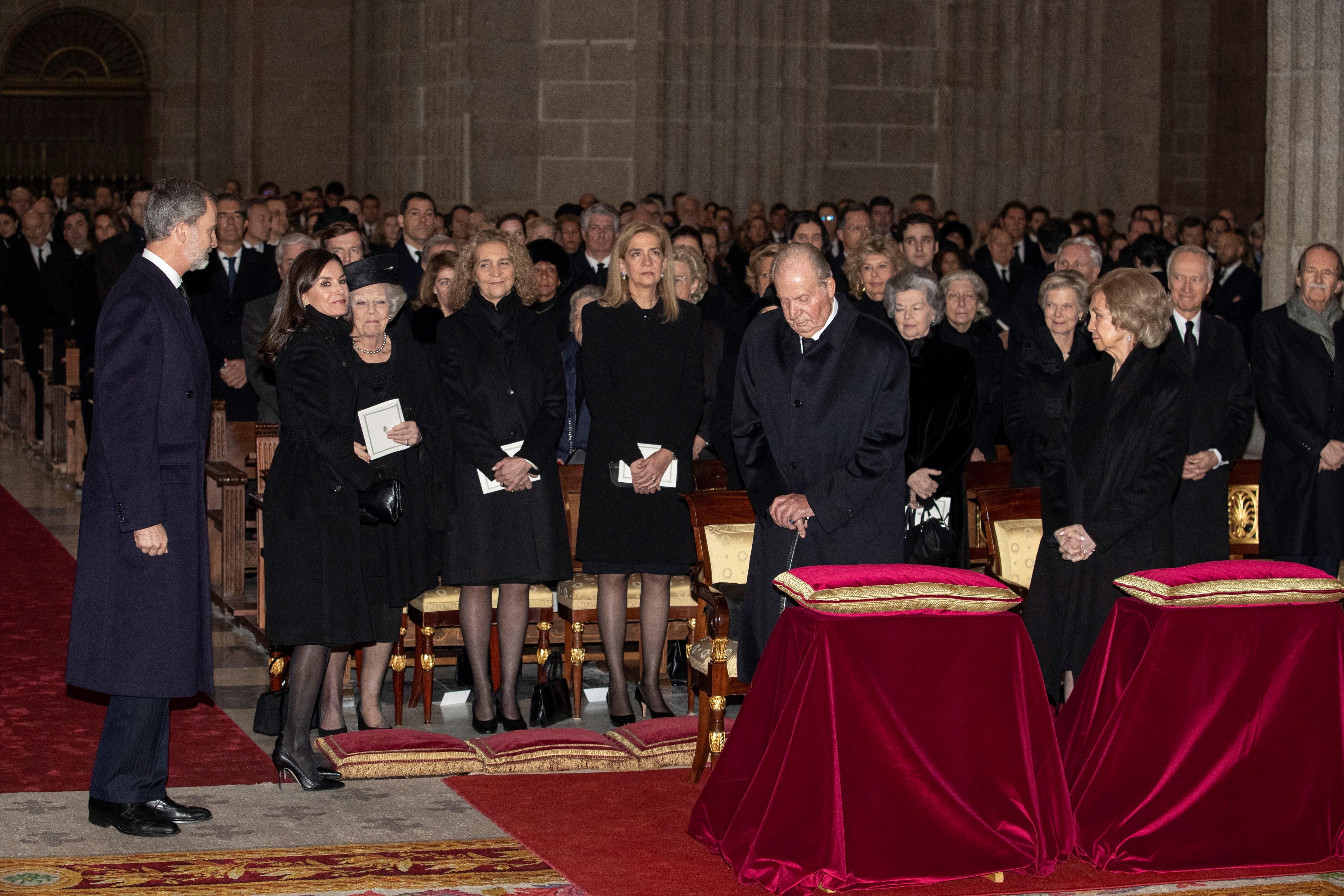 Los Reyes Felipe Vi y Letizia a su llegada al funeral de Pilar de Borbón en presencia de las infantas Elena y Cristina; la reina Beatriz de Holanda y los Reyes Juan Carlos y Sofía. Europa press