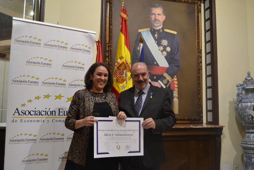 Nazaret Ontañón, directora técnica de DRACE Infraestructuras, en el momento de recoger el premio
