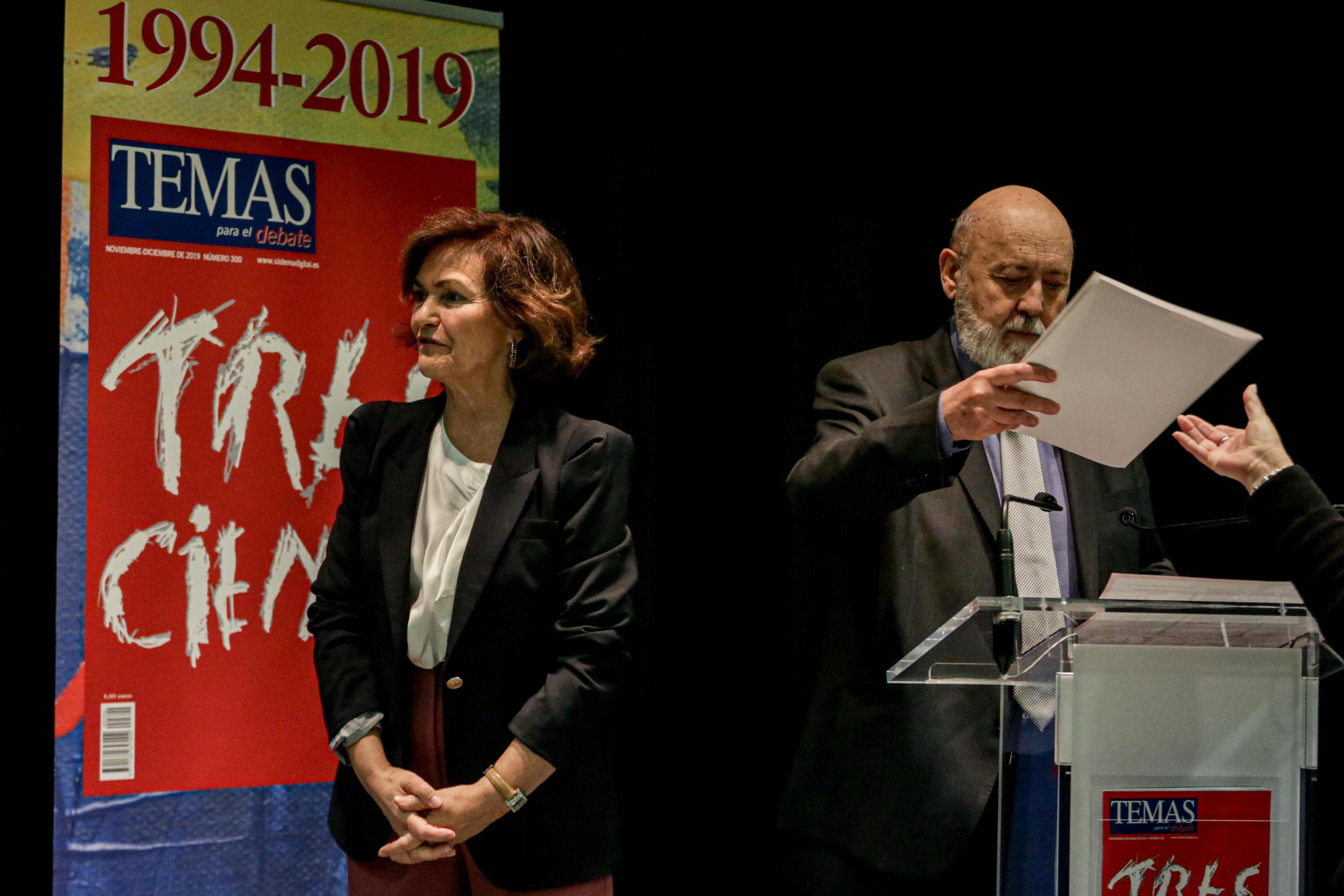 La vicepresidenta del Gobierno en funciones Carmen Calvo y el director de la Revista Temas José Félix Tezanos. EP