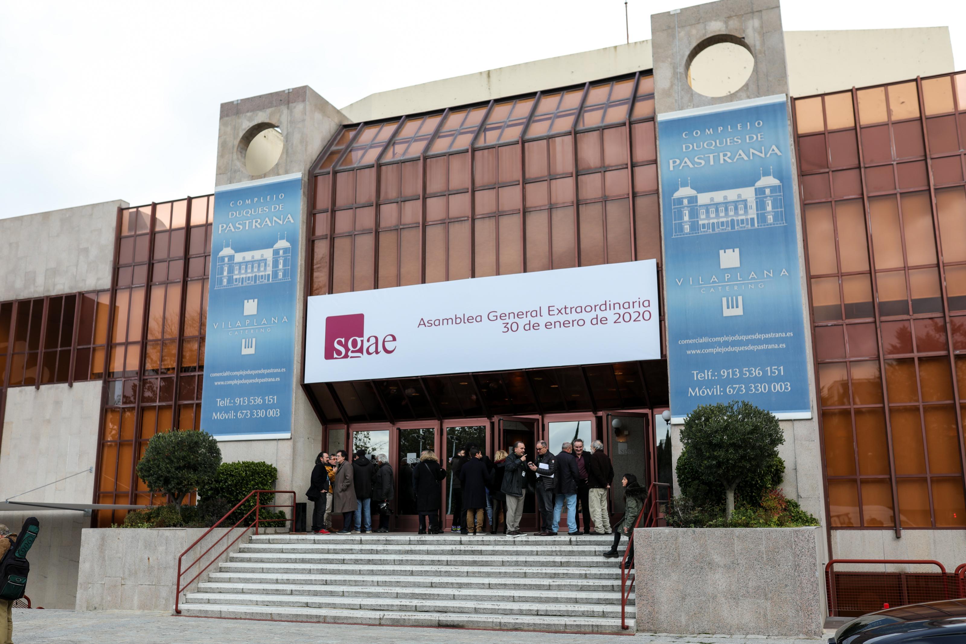  Exterior del Auditorio Complejo Duques de Pastrana momentos antes de empezar la Asamblea General Extraordinaria de la SGAE en Madrid (España) a 30 de enero de 2020 