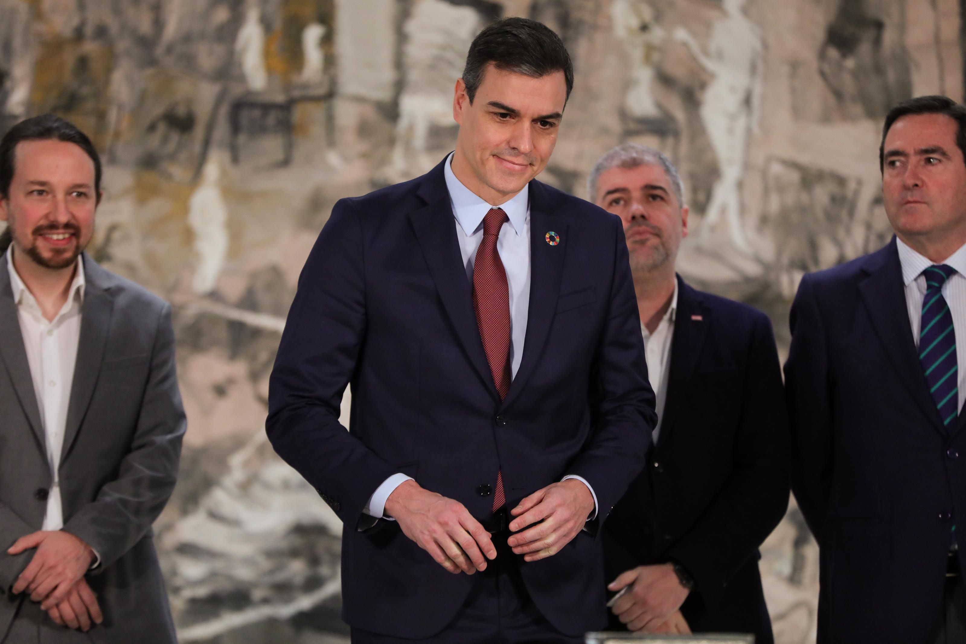 El presidente del Gobierno Pedro Sánchez firma el acuerdo de subida del Salario Mínimo Interprofesional (SMI) en La Moncloa Madrid (España) a 30 de enero de 2020 