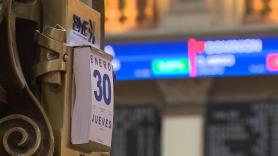 Imágenes de la bolsa de Madrid donde el Ibex 35 experimentaba un descenso del 0 52% en la media sesión