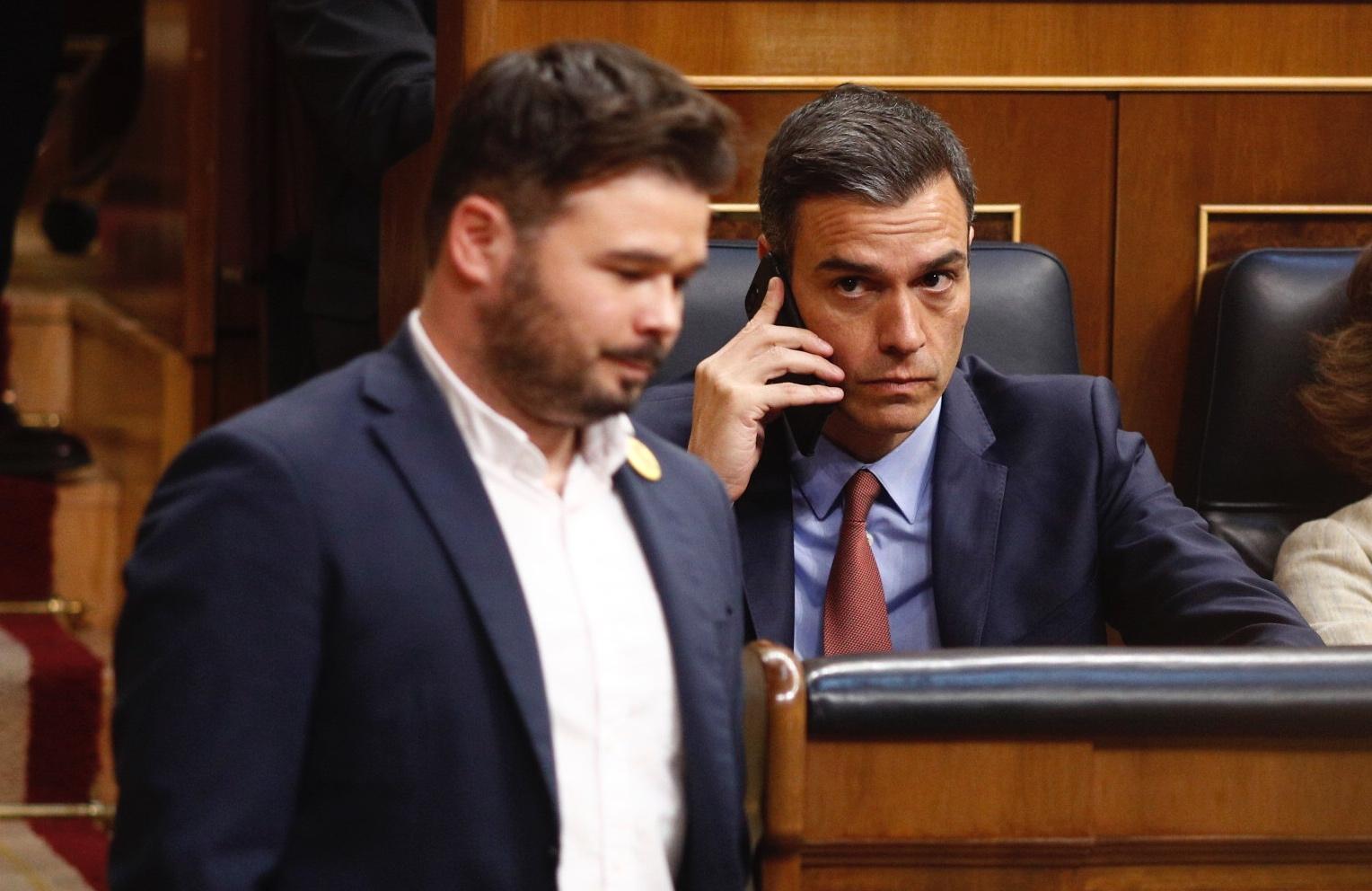 El presidente del Gobierno Pedro Sánchez mira a Gabriel Rufián (ERC). EuropaPress 