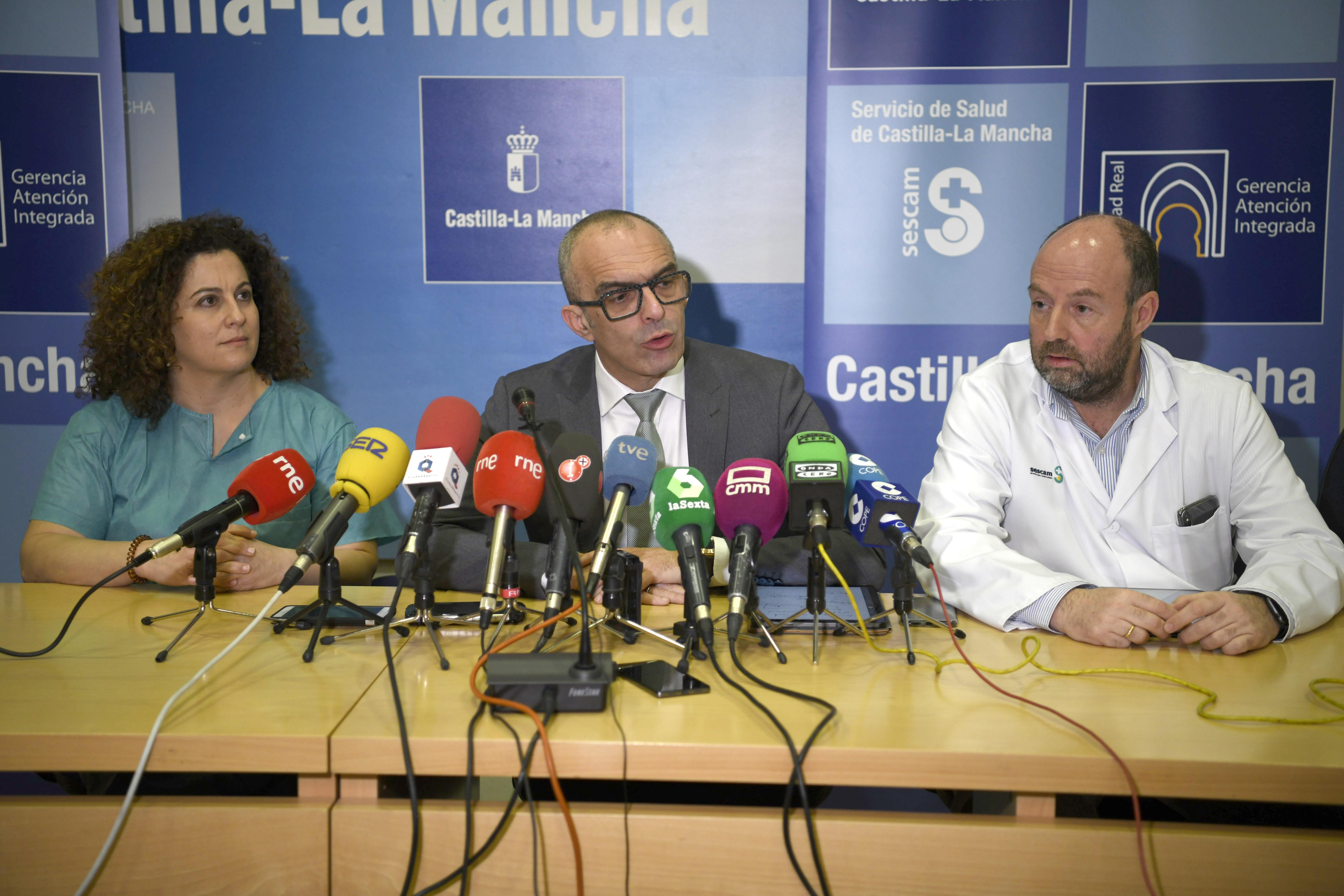 El director general de Salud Pública de la Junta de Castilla  La Mancha Juan Camacho (centro) en rueda de prensa para informar sobre el estado de salud del hombre que puede estar infectado