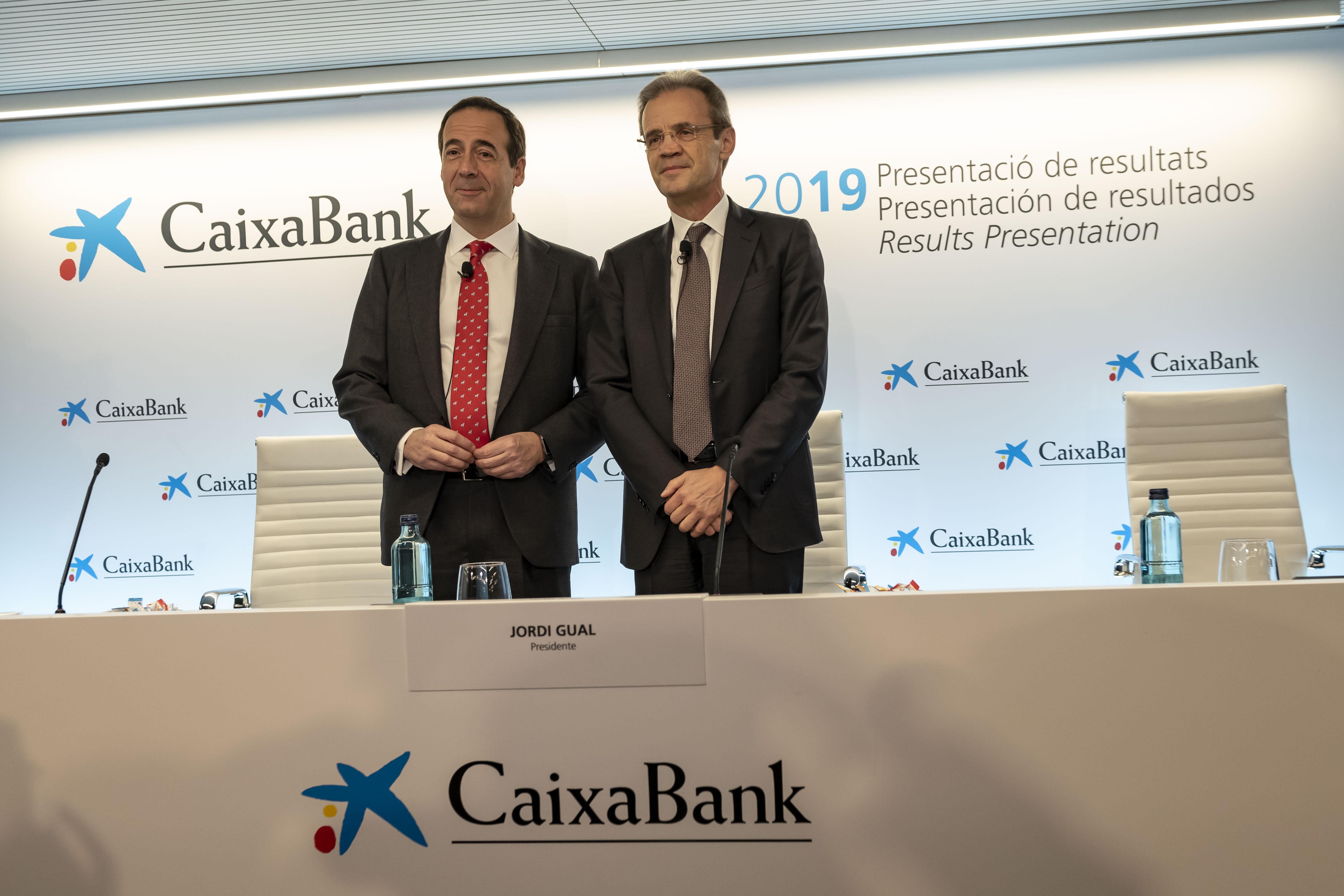 Jordi Gual, presidente de Caixabank y Gonzalo Cortázar, CEO de la entidad, en la presentación de resultados anuales
