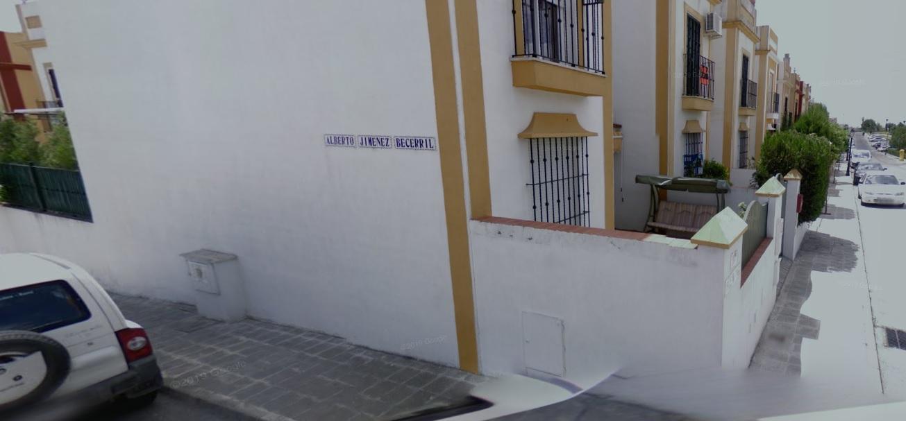 Imagen de la placa de la calle Alberto Jiménez Becerril. Fuente: Google.