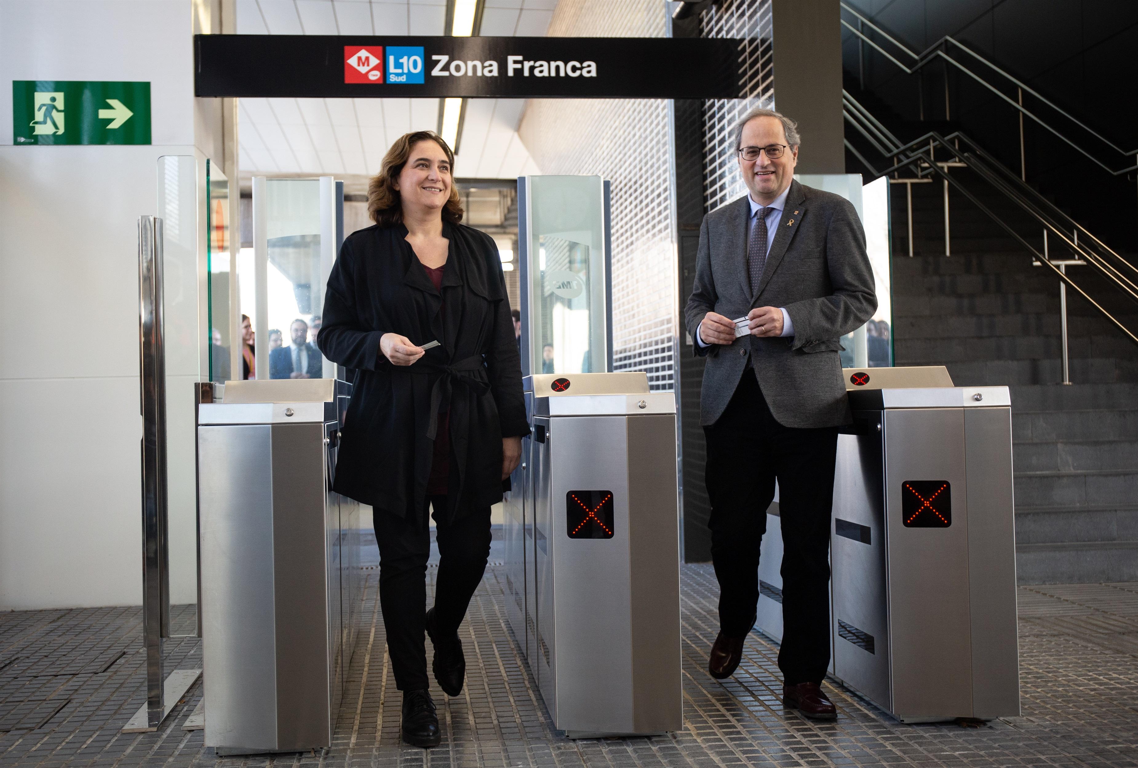La alcaldesa de Barcelona Ada Colau y el presidente de la Generalitat Quim Torra en la inauguración de la estación de metro de Zona Franca.