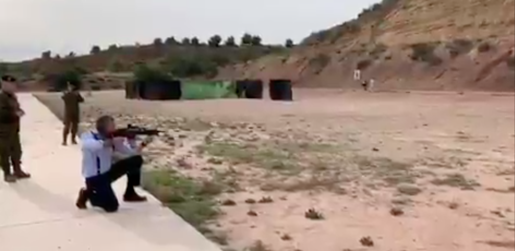 Captura del vídeo de Ortega Smith disparando en una base militar