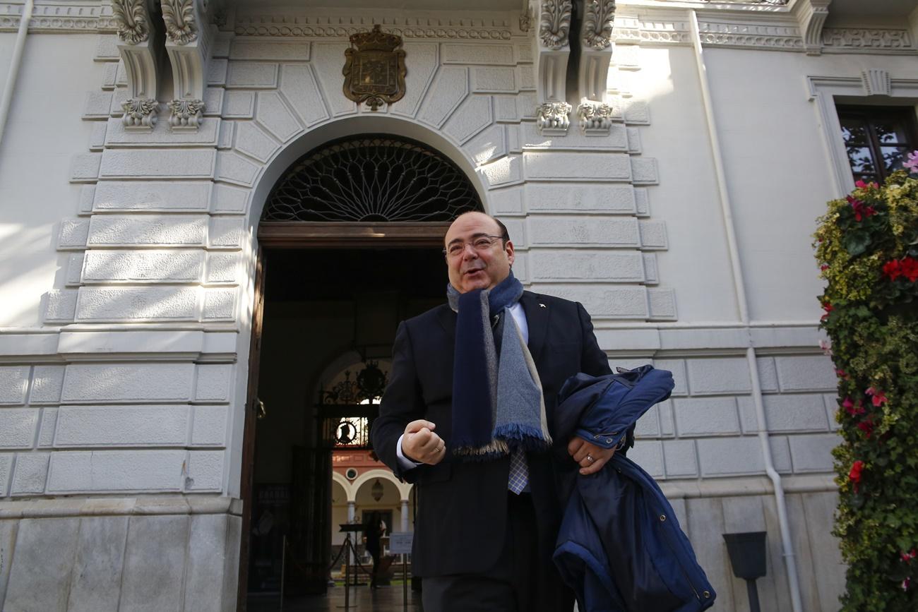 Sebastián Pérez saliendo del ayuntamiento de Granada después de dimitir como presidente provincial del PP. 