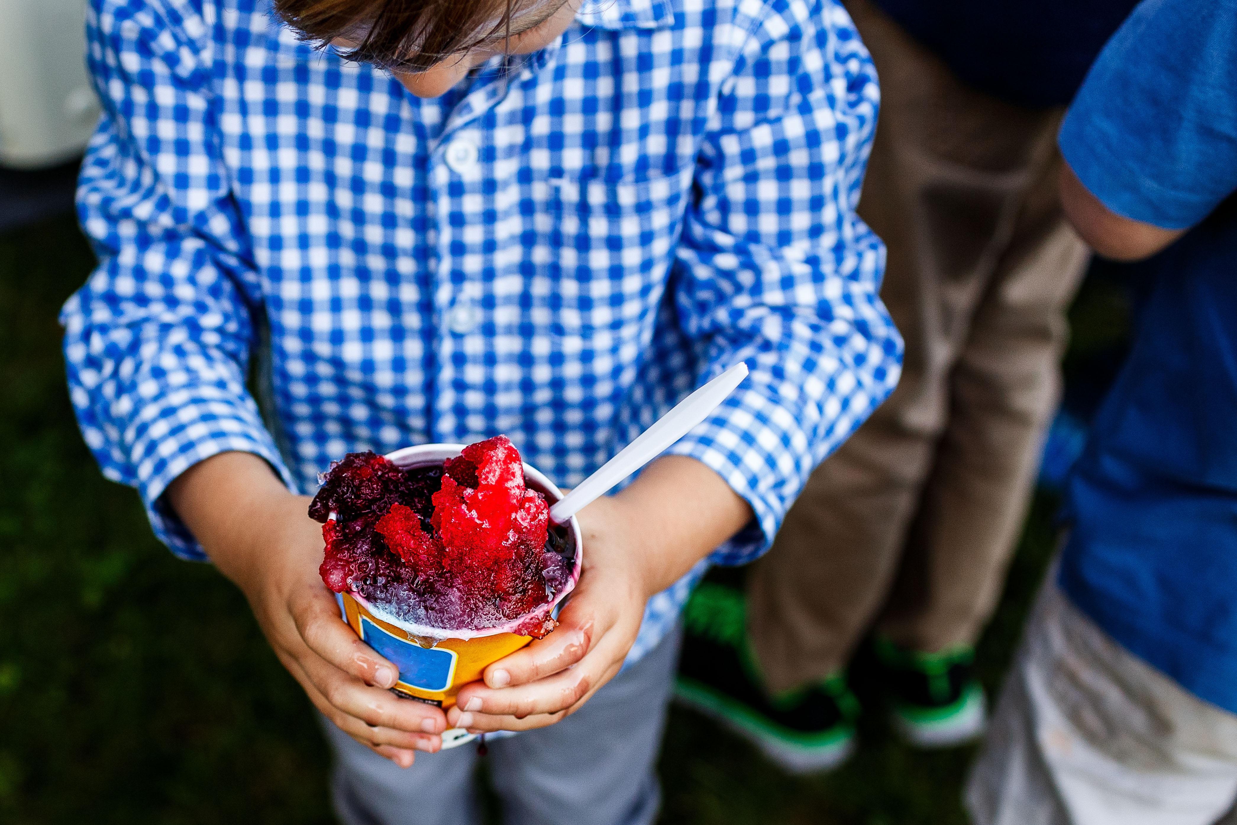 Un niño con un helado. Danielle Macinnes Unsplash