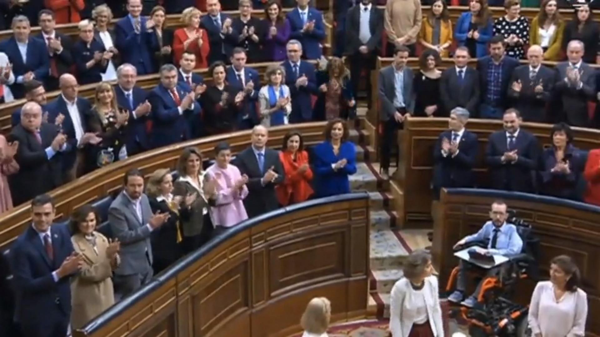 Diputados de Unidas Podemos no aplauden al rey. 
