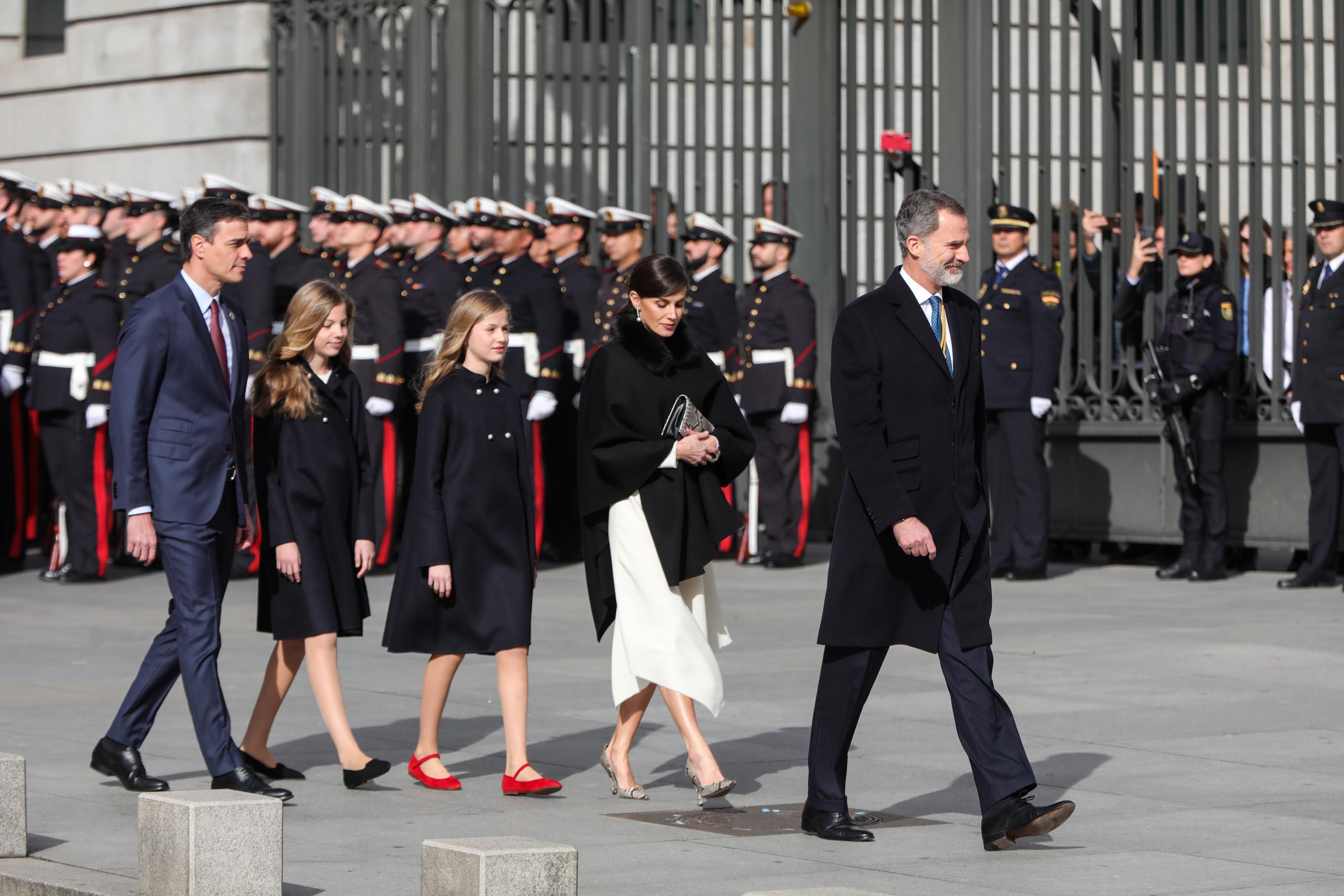 El presidente del Gobierno Pedro Sánchez; la infanta Sofía; la princesa Leonor; la Reina Letizia; y el Rey Felipe VI durante la Solemne Sesión de Apertura de la XIV Legislatura en el Congr