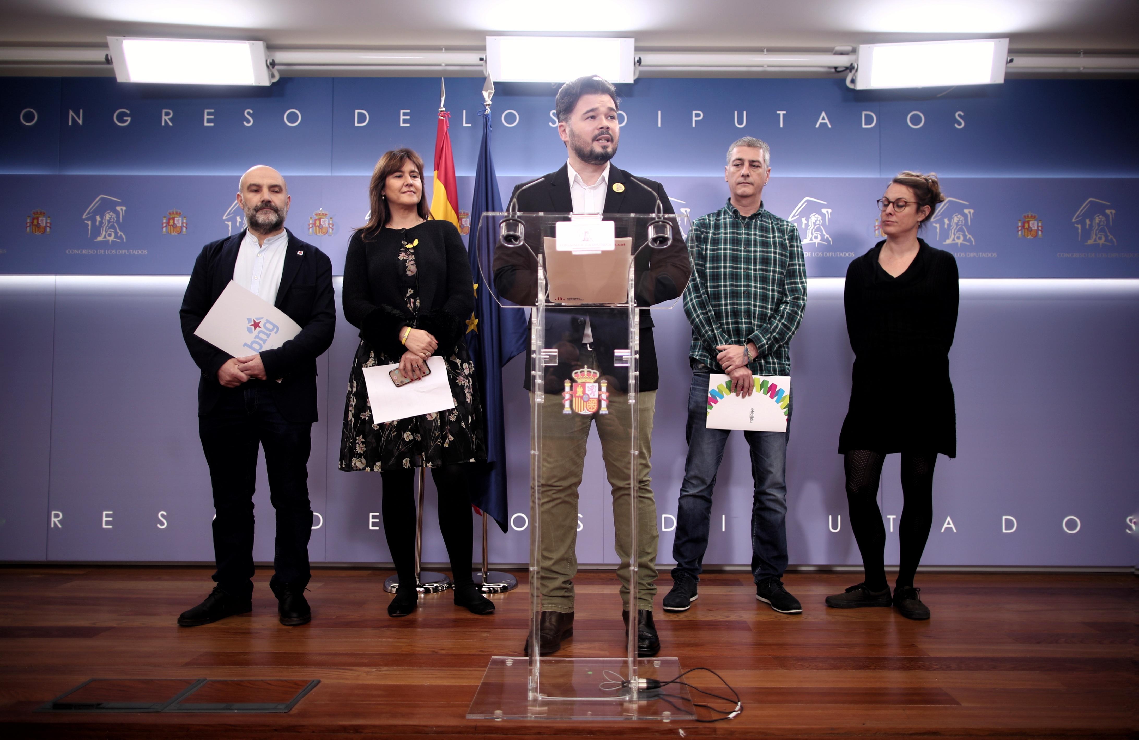 El portavoz adjunto de Esquerra Republicana (ERC) en el Congreso, Gabriel Rufián, lee un manifiesto conjunto con JxCat, EH Bildu, CUP y BNG