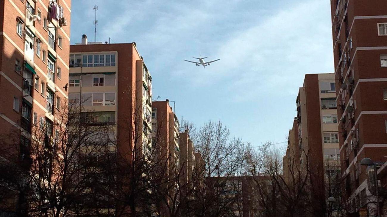 Avión de Air Canadá sobrevolando Madrid 