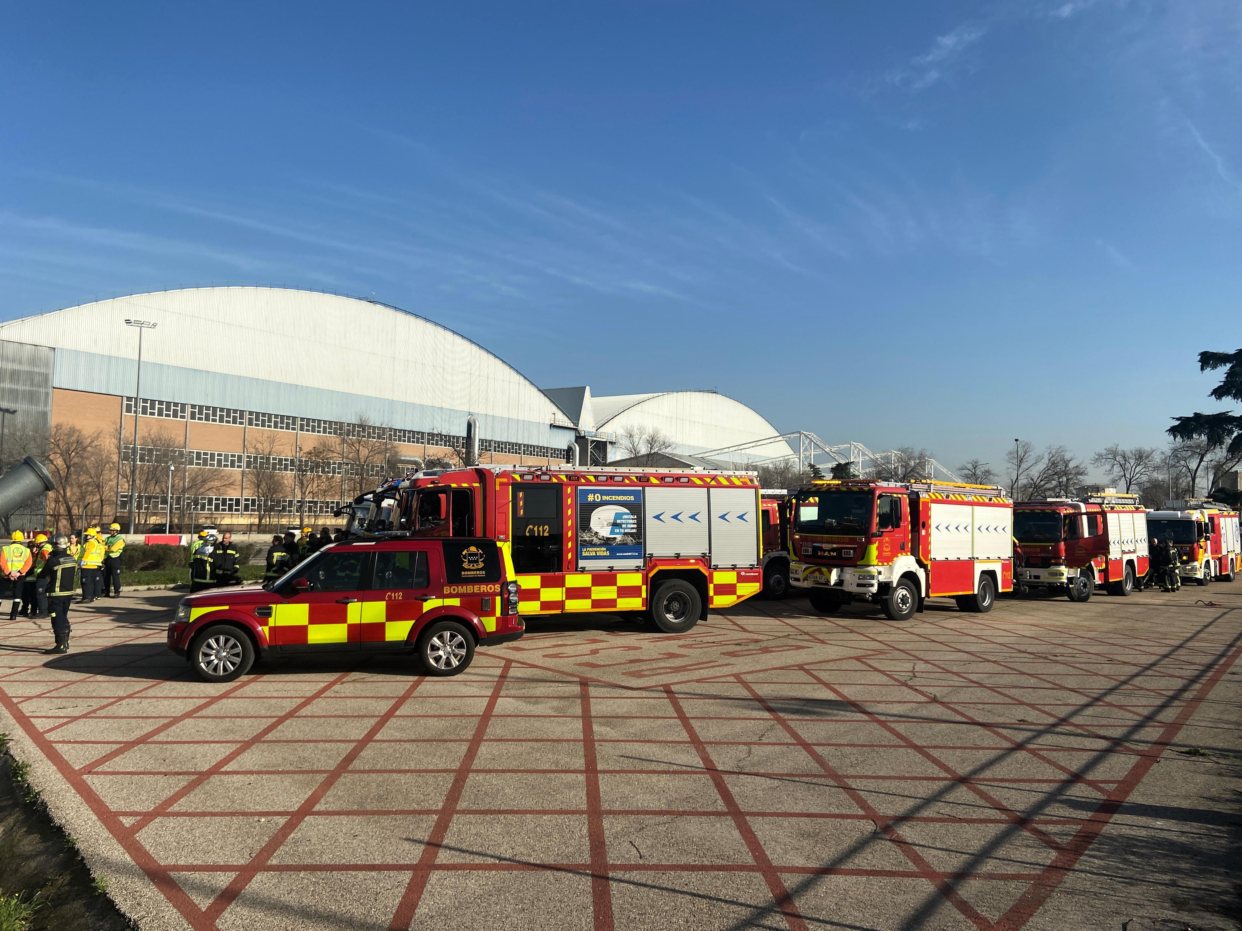 Los Bomberos se preparan para el aterrizaje de emergencia en Barajas del vuelo AC837 de un avión de Air Canadá con destino Toronto. Europa Press