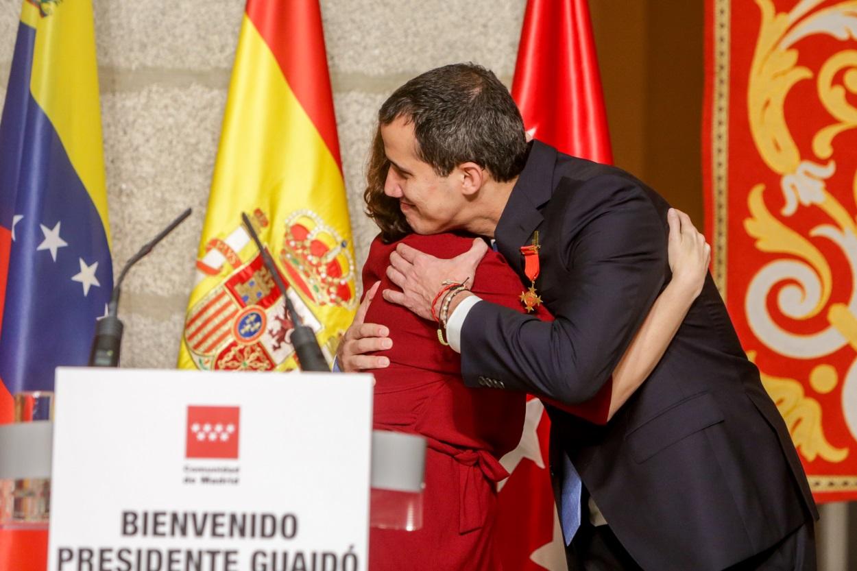 La presidenta de la Comunidad de Madrid, Isabel Díaz Ayuso (i), mantiene un encuentro con el presidente de la Asamblea Nacional de Venezuela, Juan Guaidó (d)