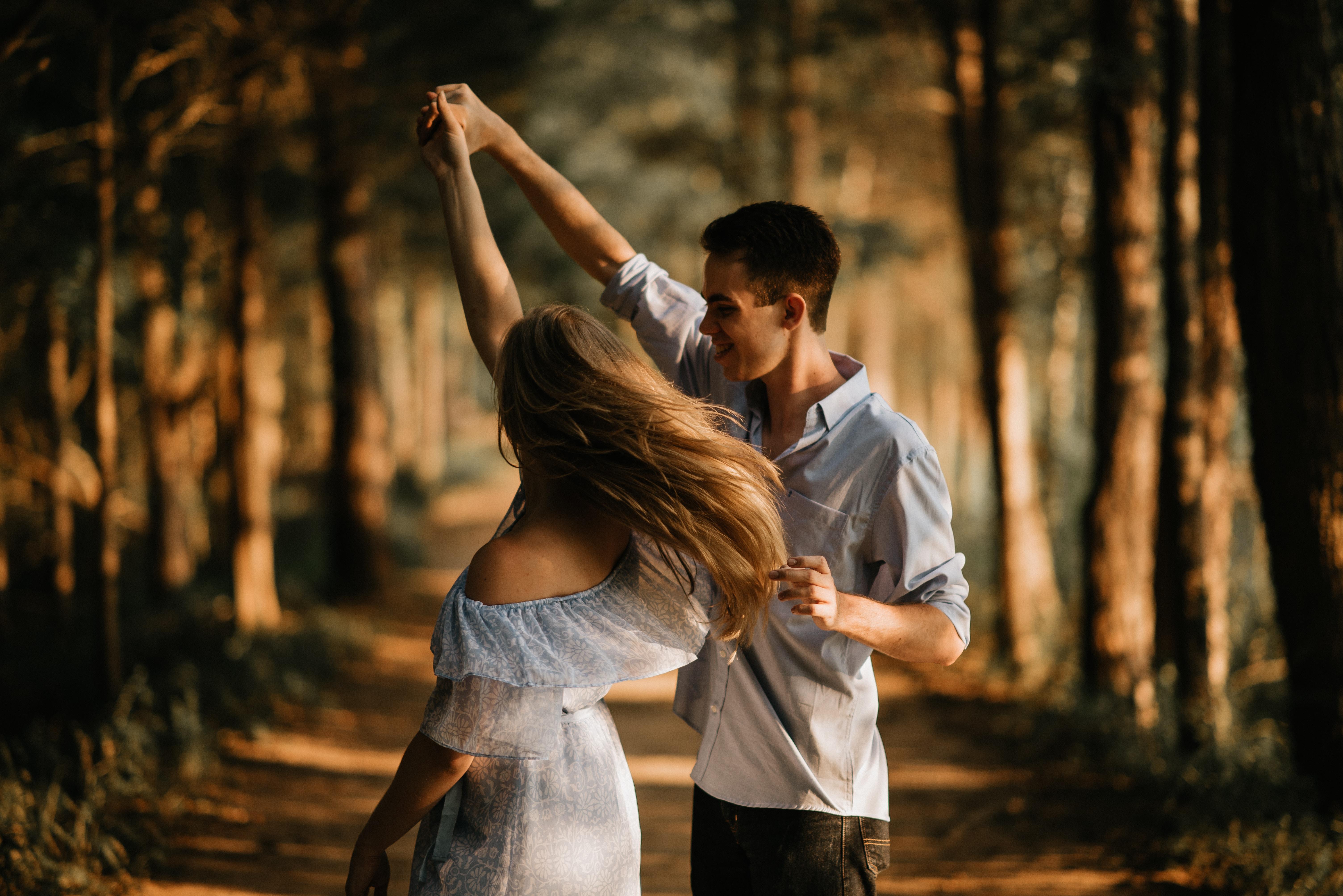 Una pareja bailando / Holidu