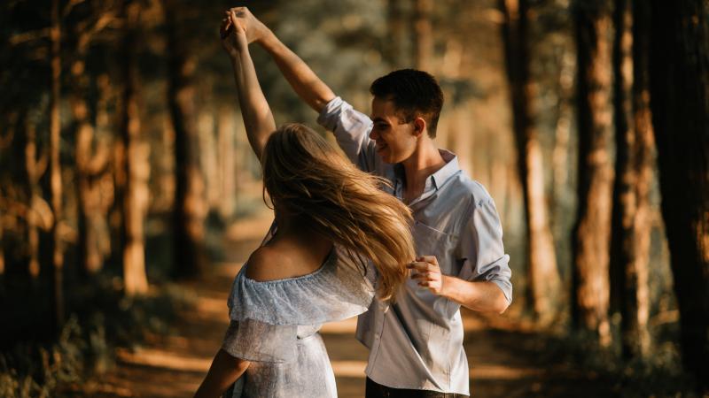 Una pareja bailando / Holidu