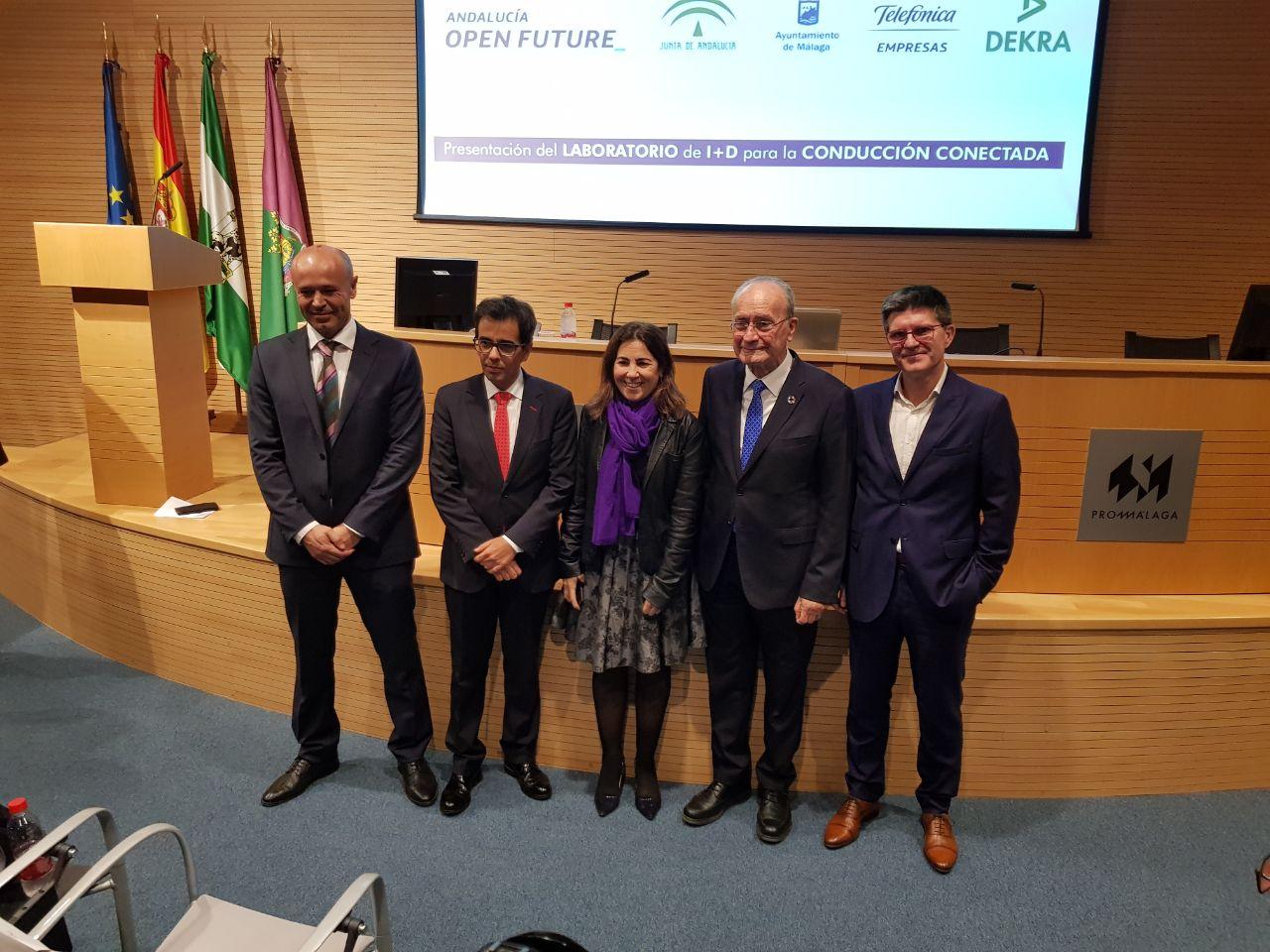 Representantes del Ayuntamiento de Málaga, la Junta de Andalucía, Telefónica España, DEKRA y SEAT en el momento de la presentación del laboratorio