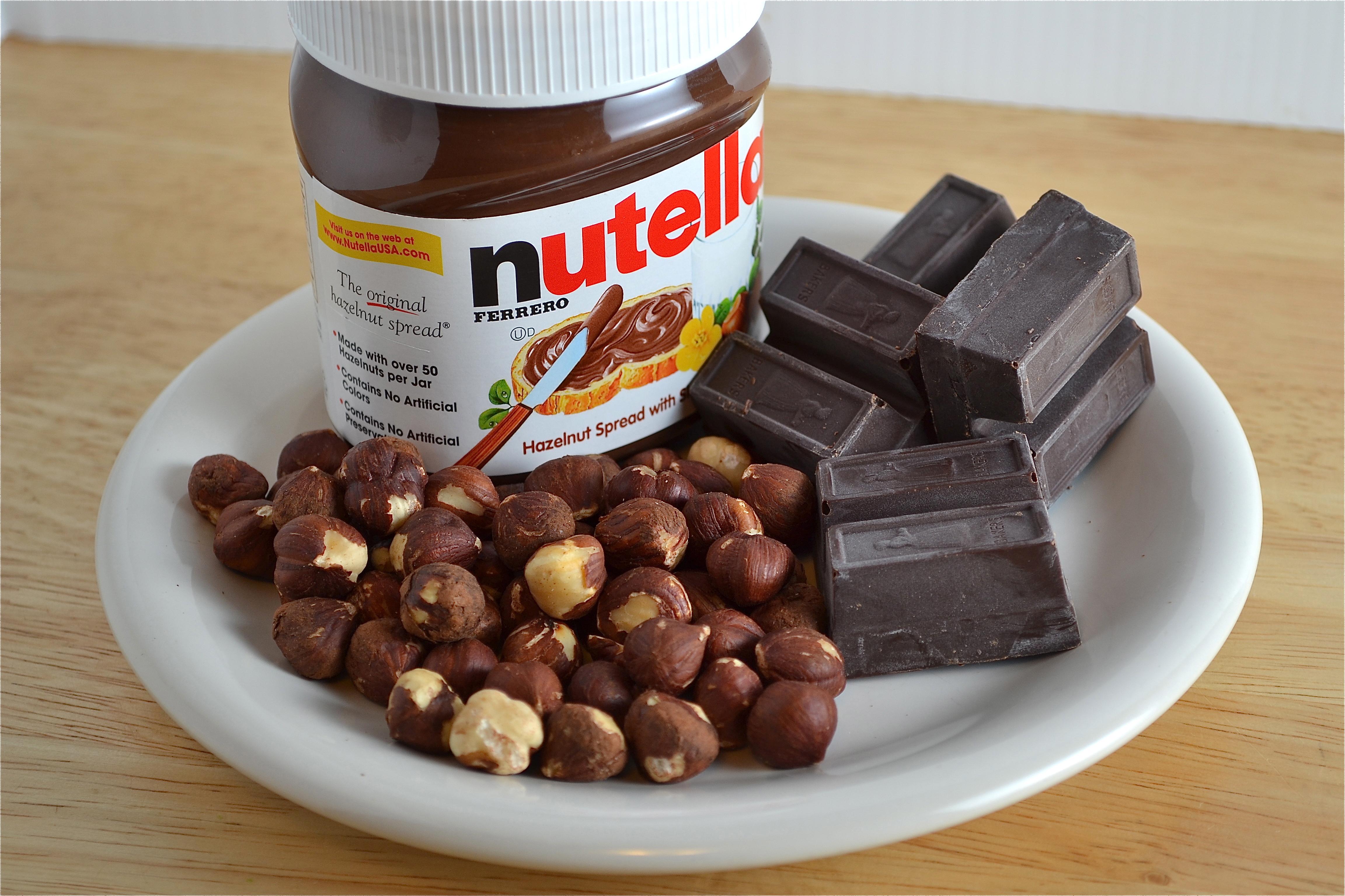 Un bote de Nutella, chocolate y avellanas