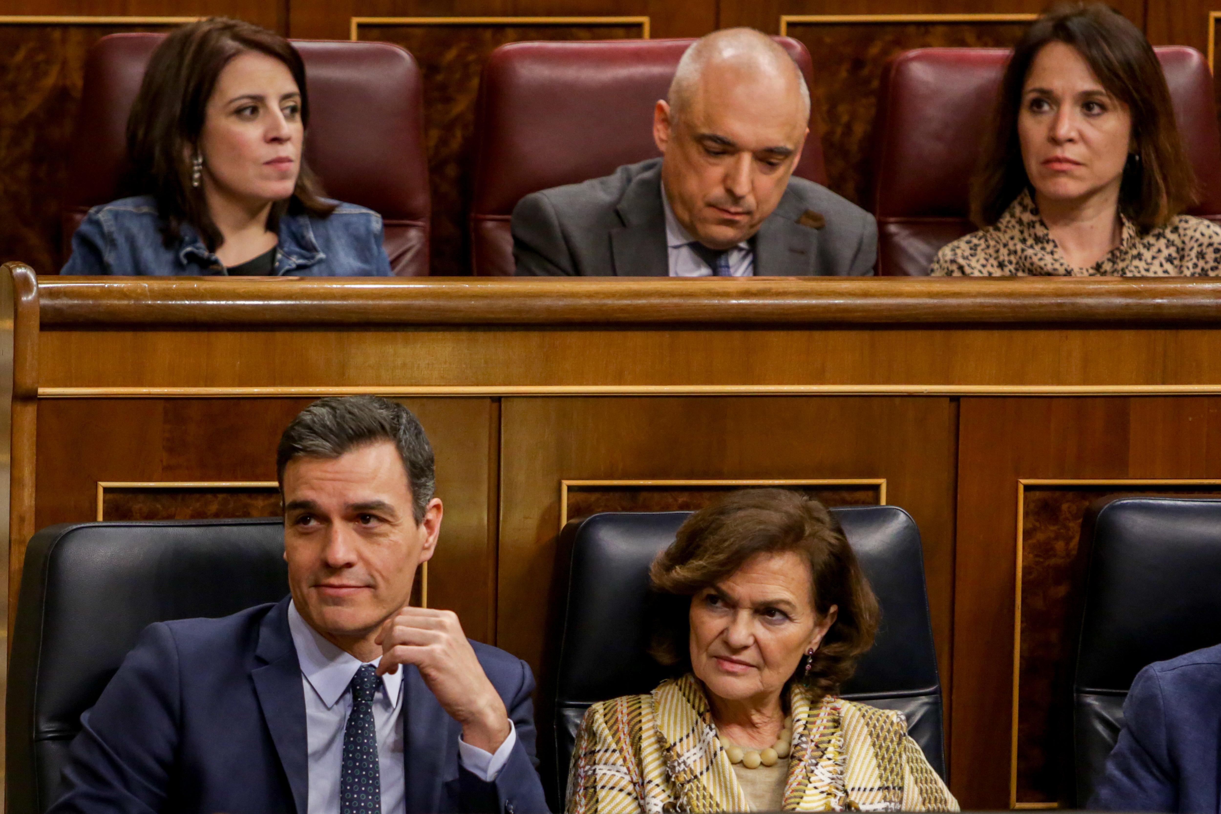 El presidente del Gobierno Pedro Sánchez; y la vicepresidenta primera y ministra de la Presidencia y Relaciones con las Cortes y Memoria Democrática Carmen Calvo 