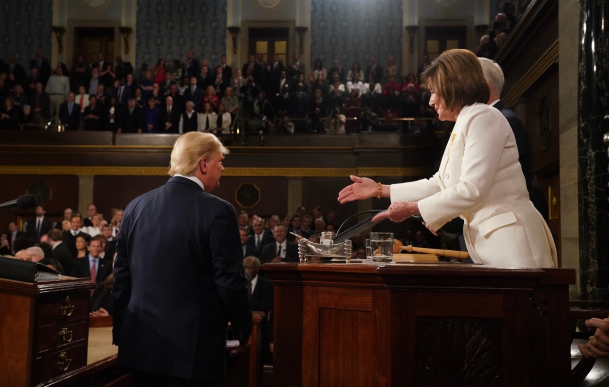 Donald Trump le niega el saludo a Pelosi