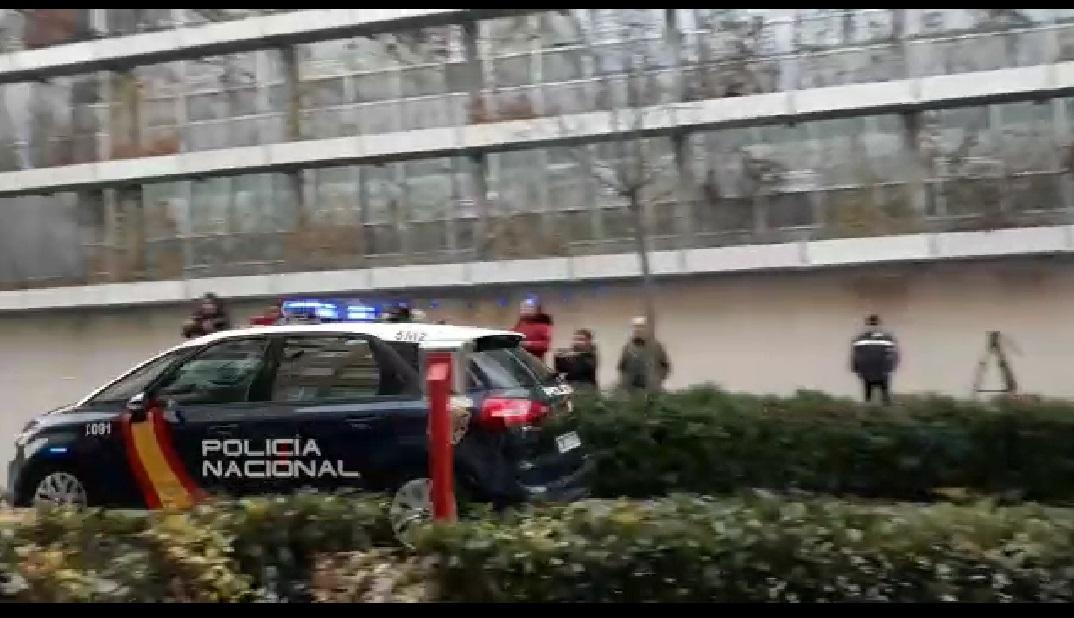 Entrada del coche a los juzgados que trasladaba a la madre de la niña hallada muerta en un hotel de Logroño. EP