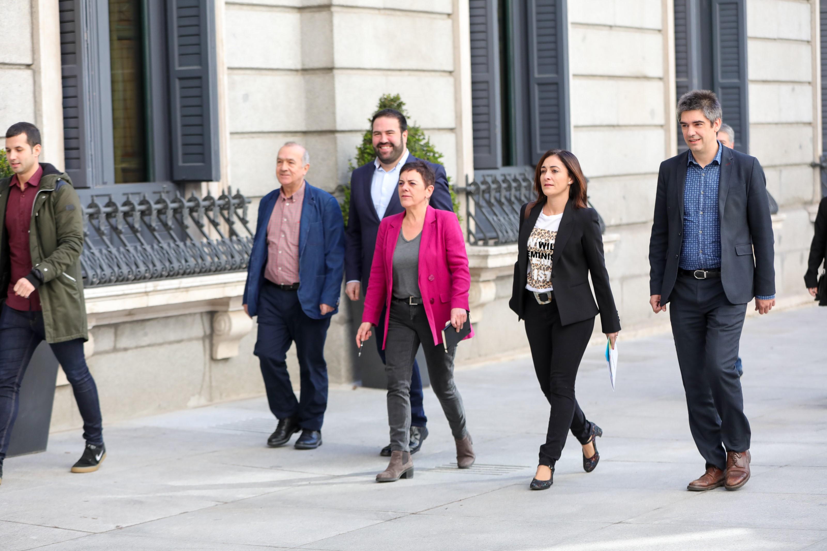 Los diputados de EH Bildu Iñaki Ruiz de Pinedo Jon Iñarritu García y Mertxe Aizpurua; y los senadores Idurre Bideguren y Gorka Elejabarrieta llegan al Congreso de los Diputados para la seg