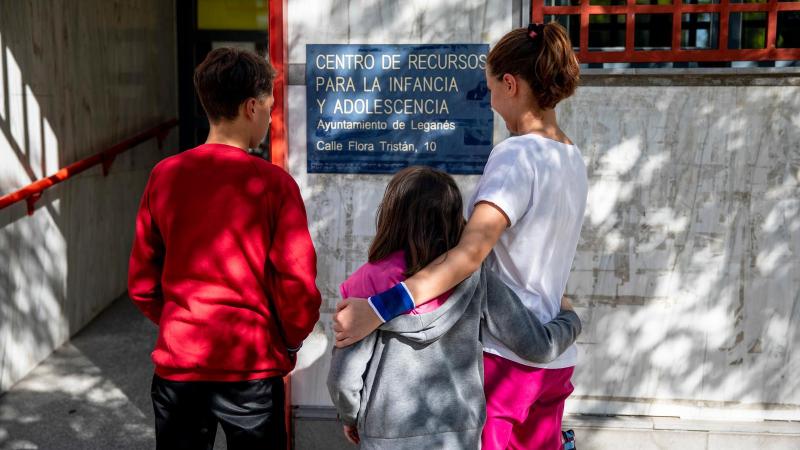 Aroa y sus hijos ante el Centro de Recursos para la Infancia y Adolescencia del Ayuntamiento de Leganés. Fuente Save the Children Aroa y sus hijos ante el Centro de Recursos para la Infancia y Adolescencia del Ayuntamiento de Leganés. Fuente Save the Children