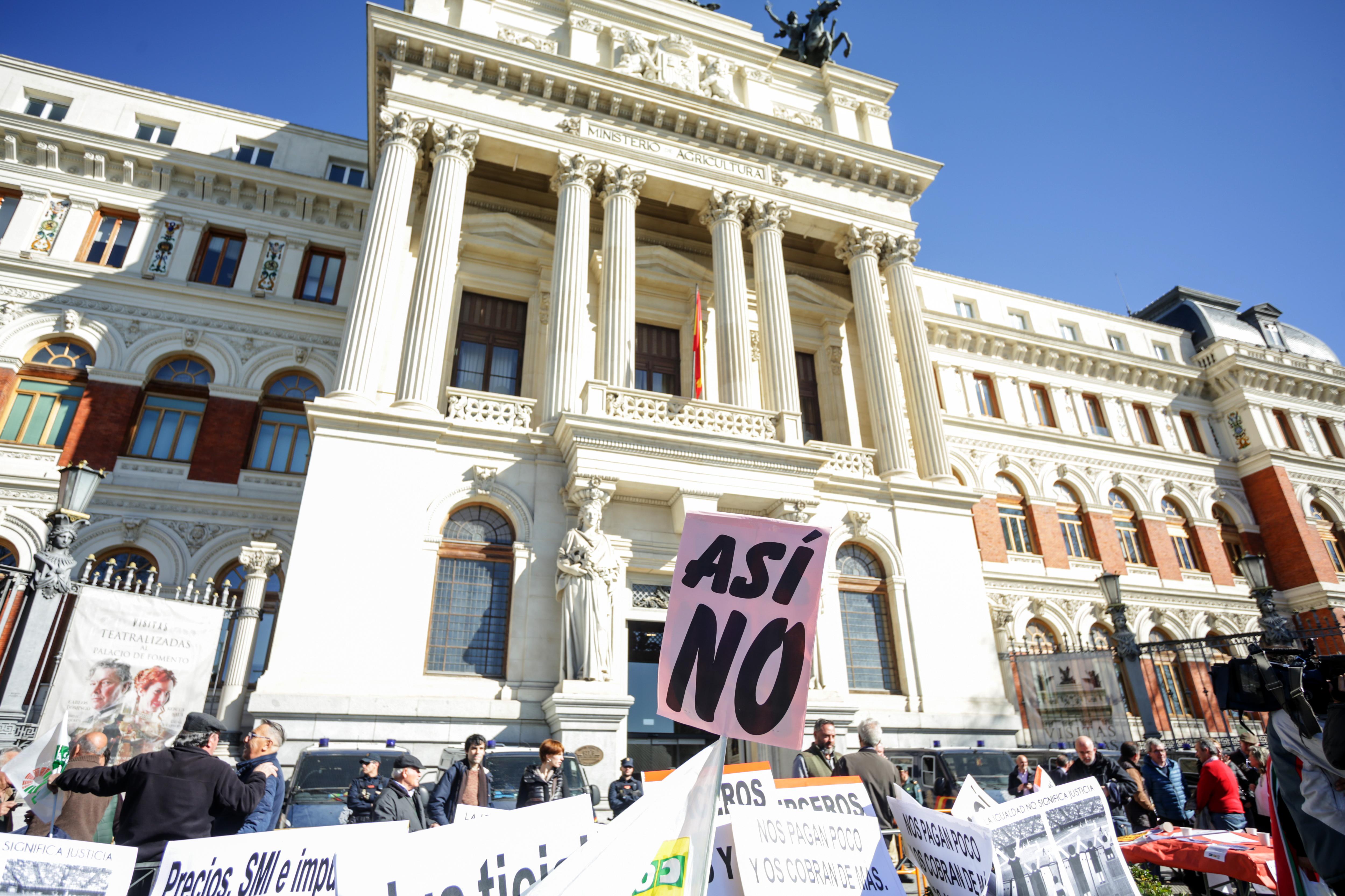 Uno de los asistentes a la manifestación de agricultores y ganaderos convocada por las organizaciones COAG Asaja y UPA frente al Ministerio de Agricultura  