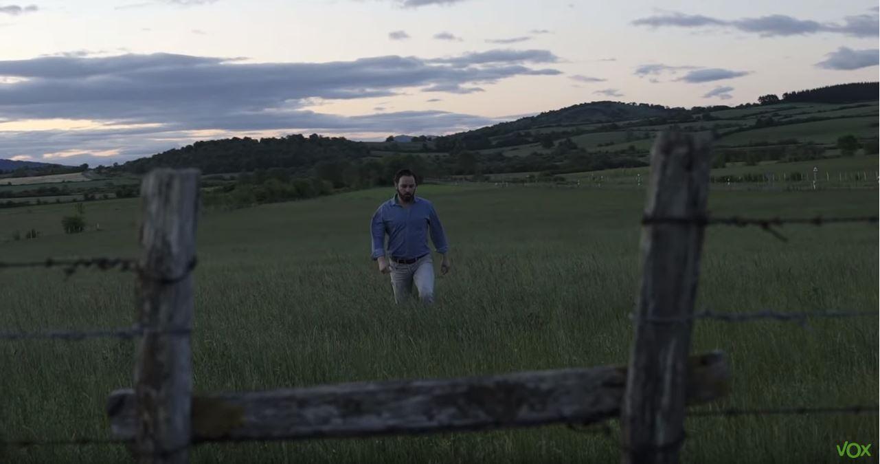Imagen de un video promocional de Vox con Santiago Abascal en el campo