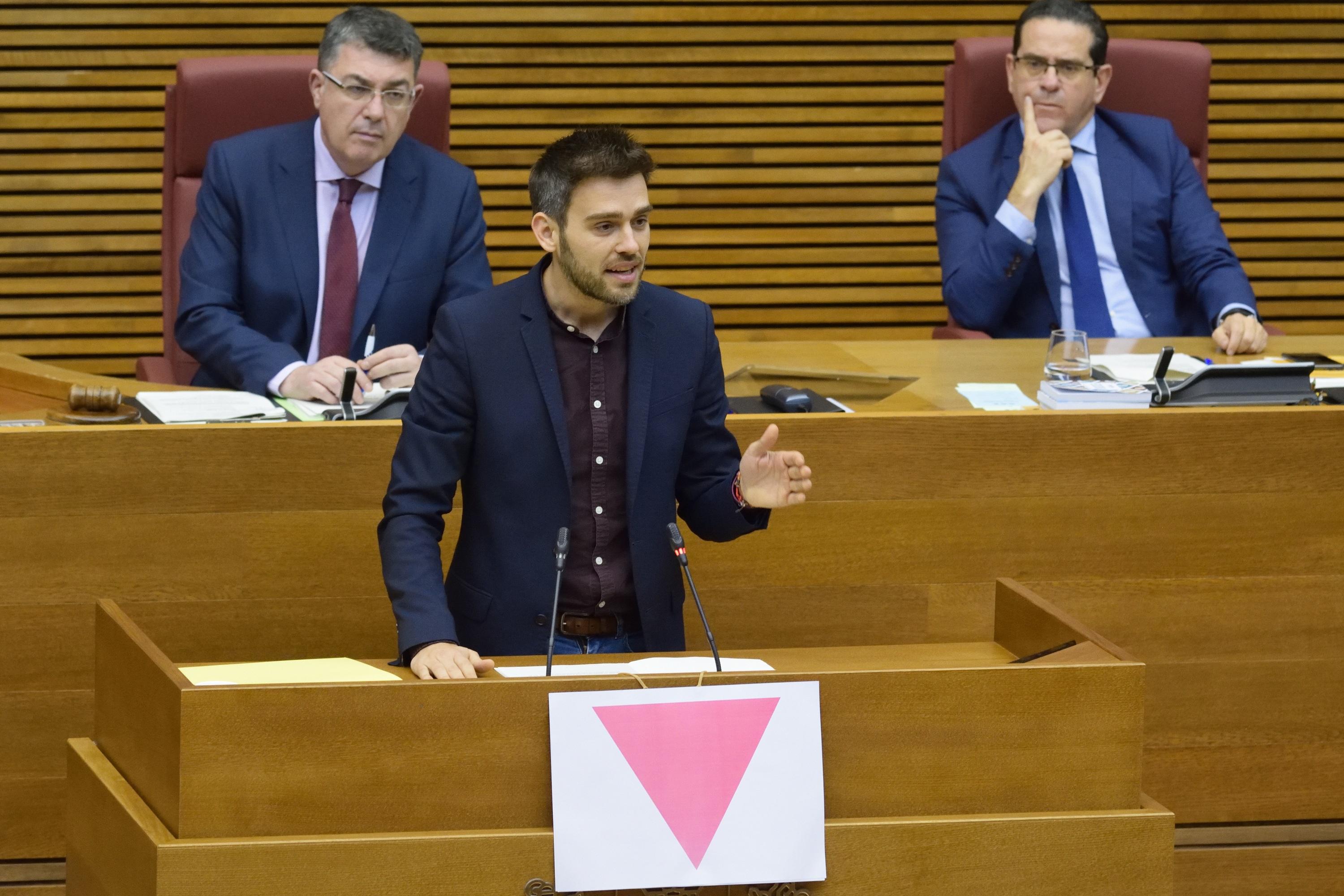 EuropaPress 2634227 Fran Ferri exhibe un triángulo rosa en Les Corts