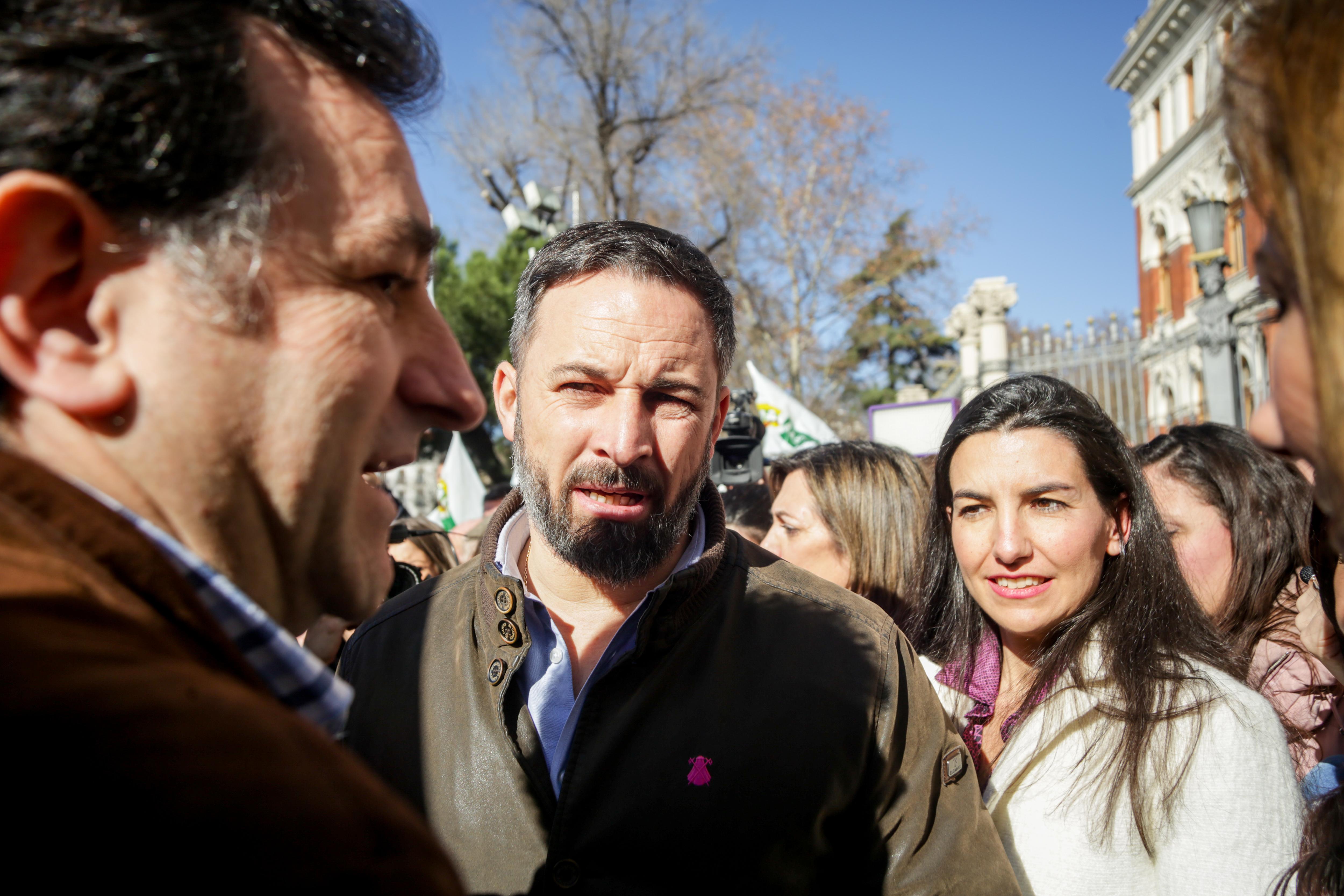 El presidente de VOX Santiago Abascal (centro) y la portavoz de VOX en la Asamblea de Madrid Rocío Monasterio (dech) asisten a la manifestación de agricultores y ganaderos convocada por las orga