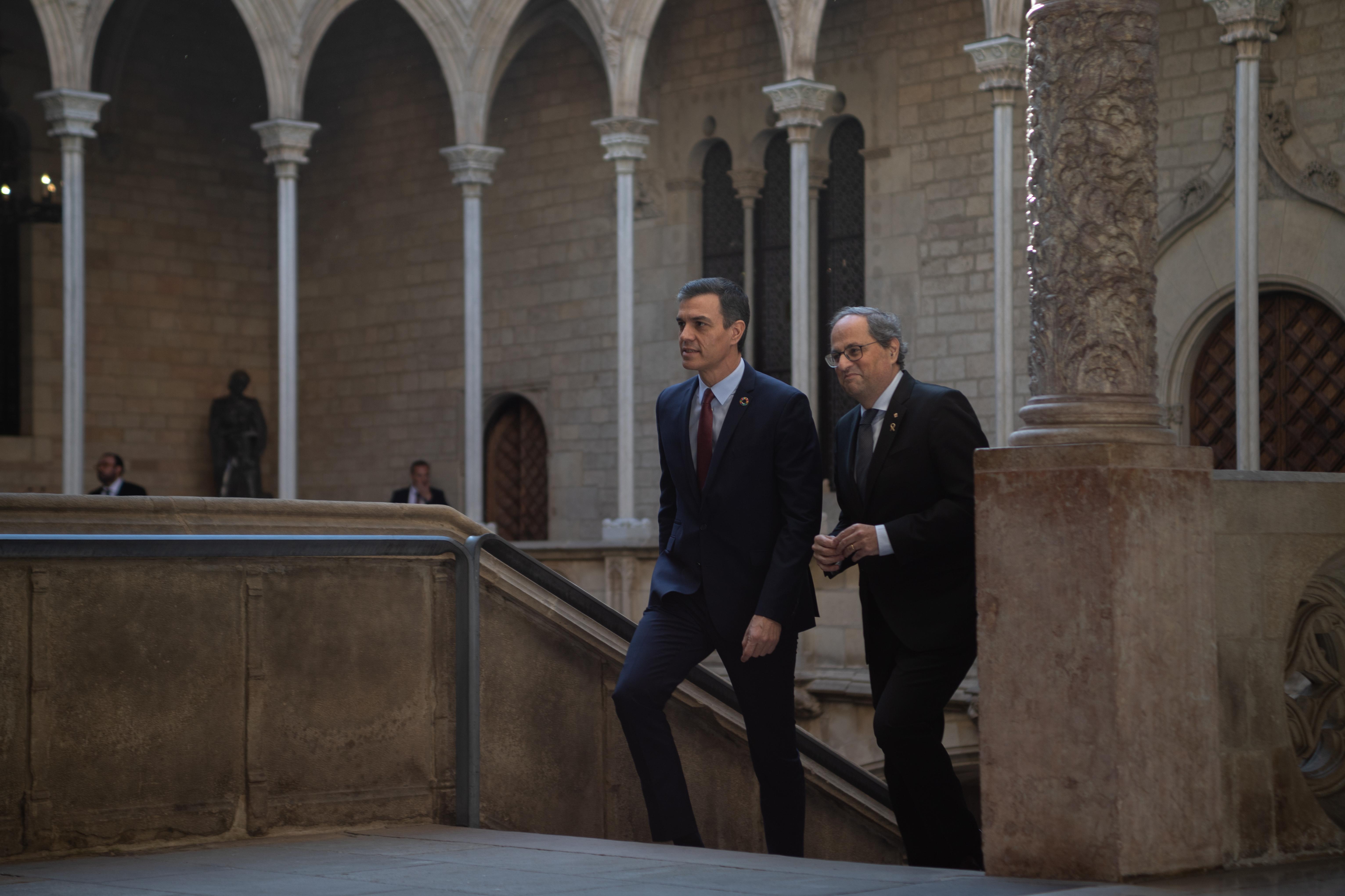 El presidente de la Generalitat Quim Torra (dehc) y el presidente del Gobierno Pedro Sánchez (izq) a su llegada al Palau de la Generalitat antes de su reunión en Barcelona Catalunya (Españ