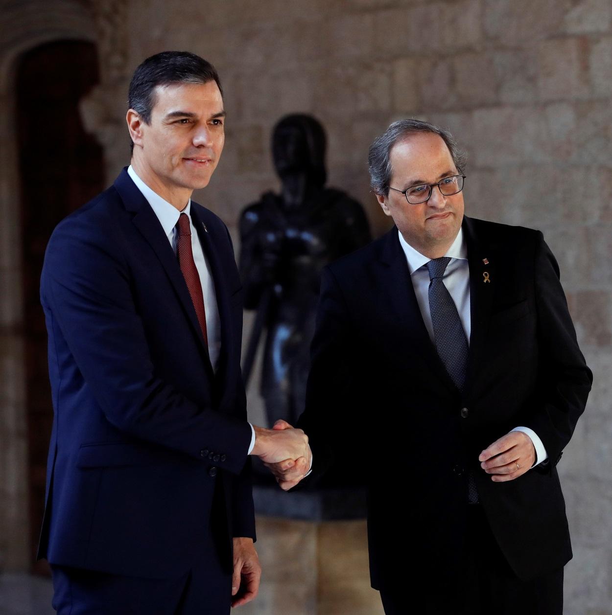 El presidente de la Generalitat, Quim Torra (dehc) y el presidente del Gobierno, Pedro Sánchez (izq), posan juntos en el Palau de la Generalitat